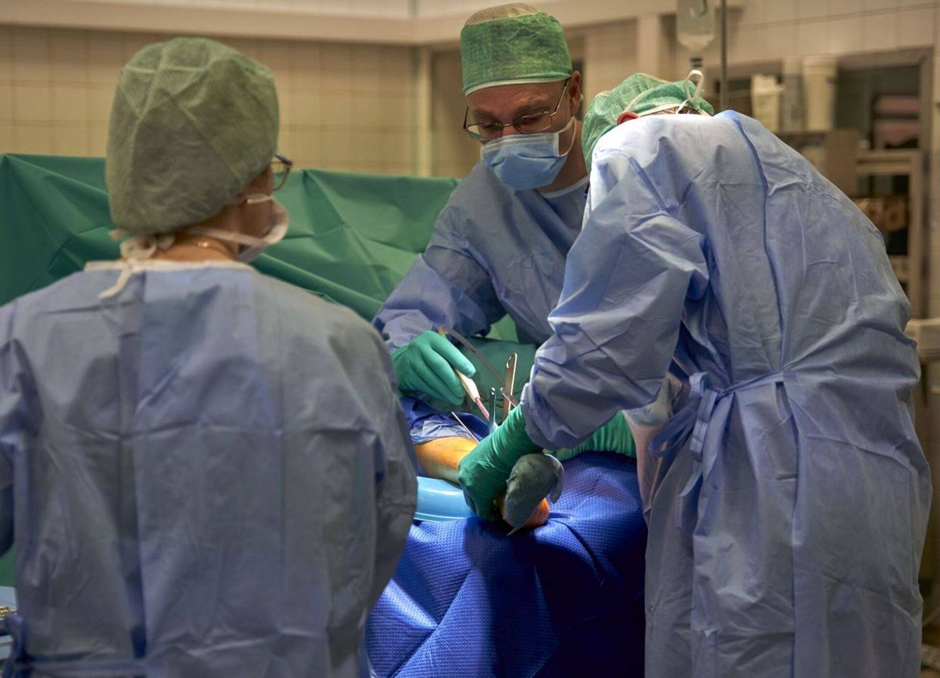 Hüppeliigese kontsluu luu- ja kõhredefekti asendamine personaalselt patsiendi jaoks valmistatud implantaadiga TÜ Kliinikumis 2022. aasta veebruaris.