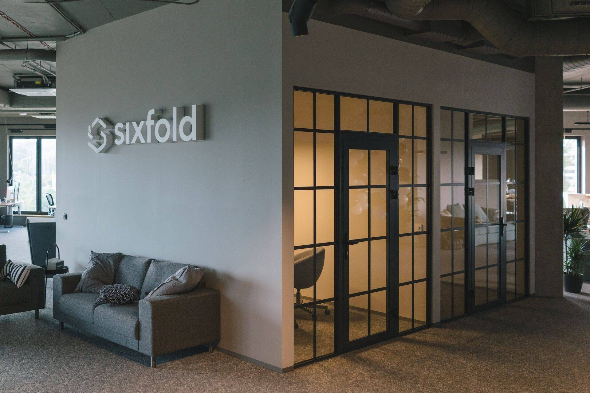 Sixfold – стартап, предоставляющий транспортным компаниям, поставщикам и клиентам карту доставки товаров в режиме реального времени.