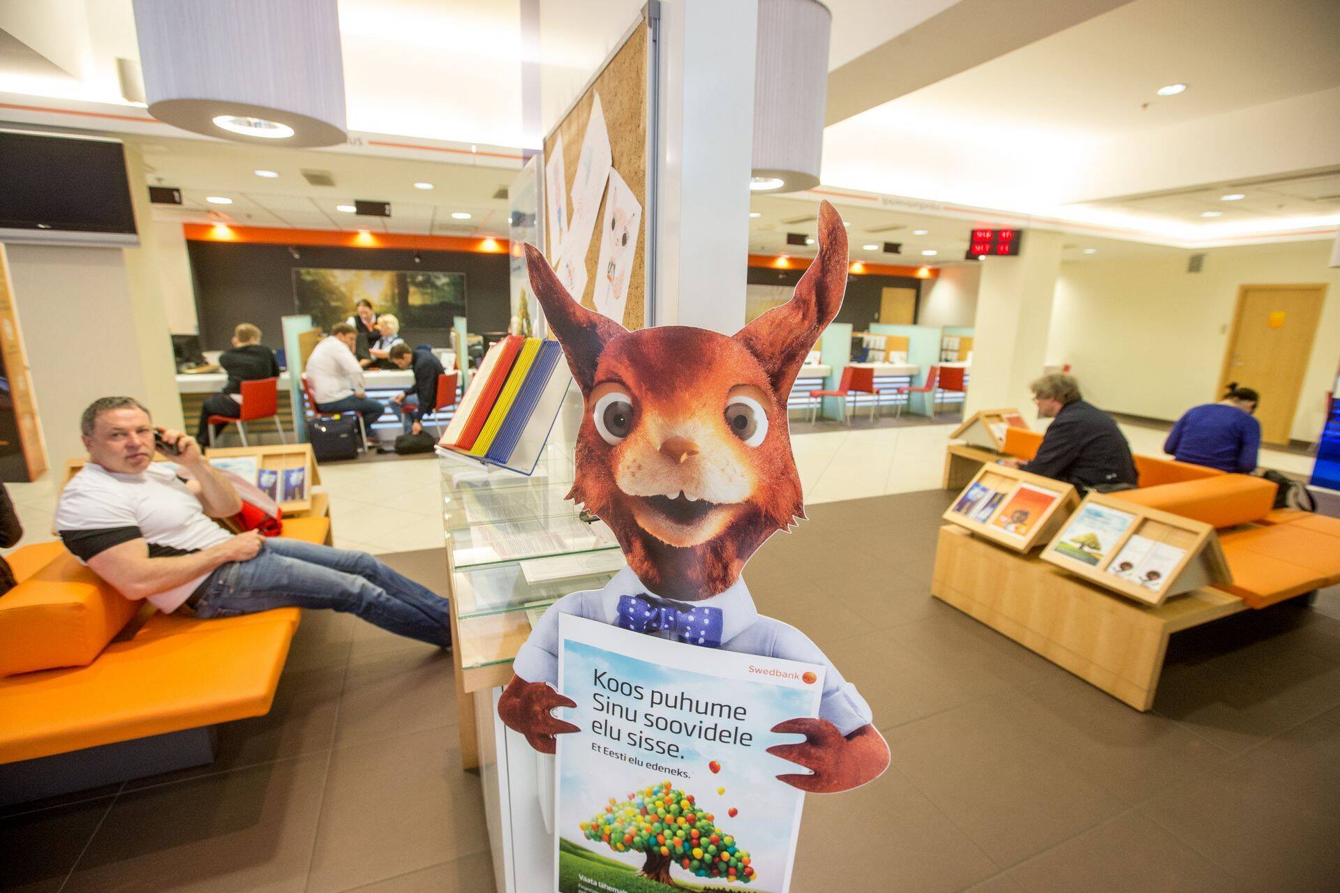 Swedbanki orav, kes värbab eraisikuid panga teenuseid kasutama