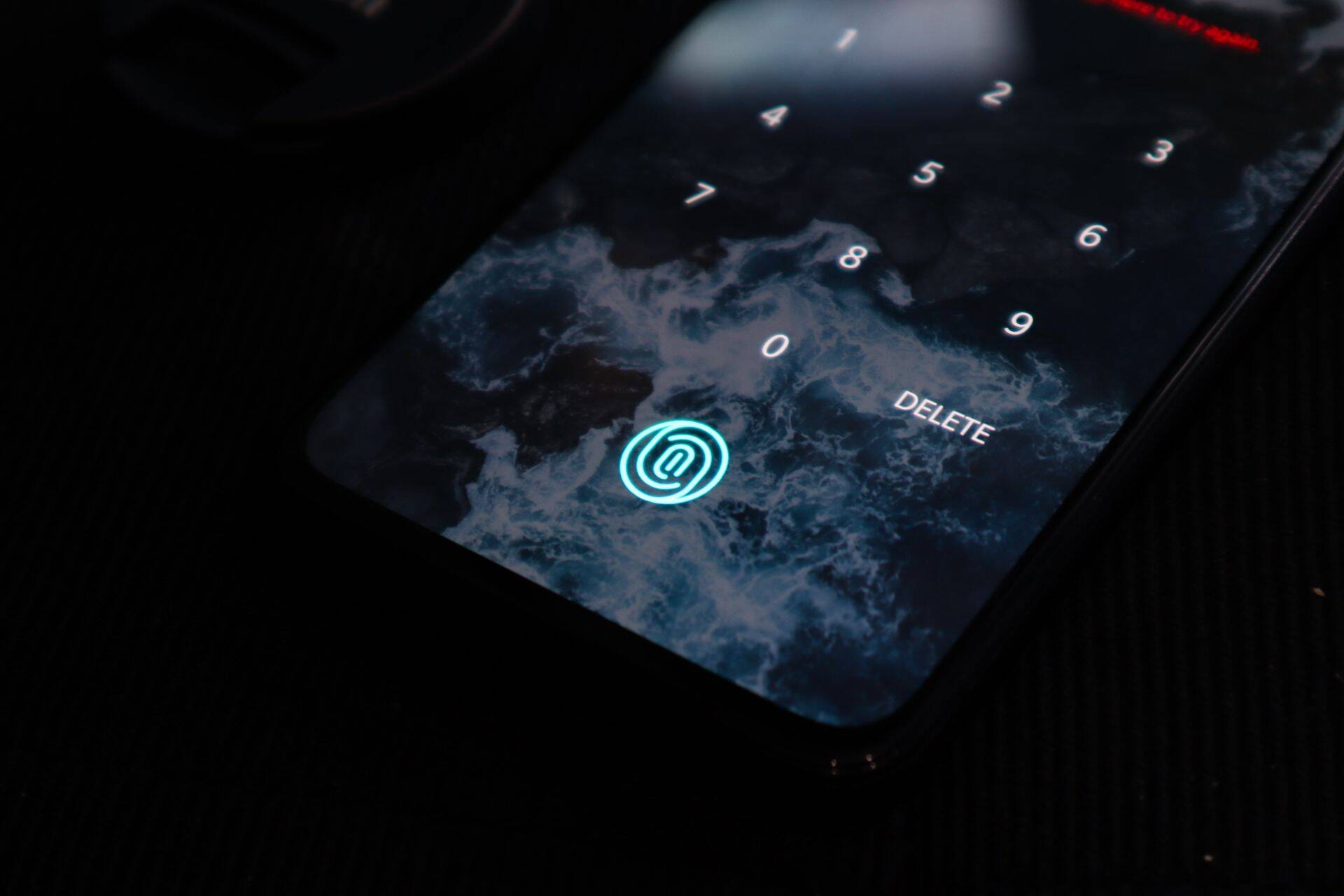 Nutitelefoni Oneplus 6T optiline sõrmejäljelugeja.