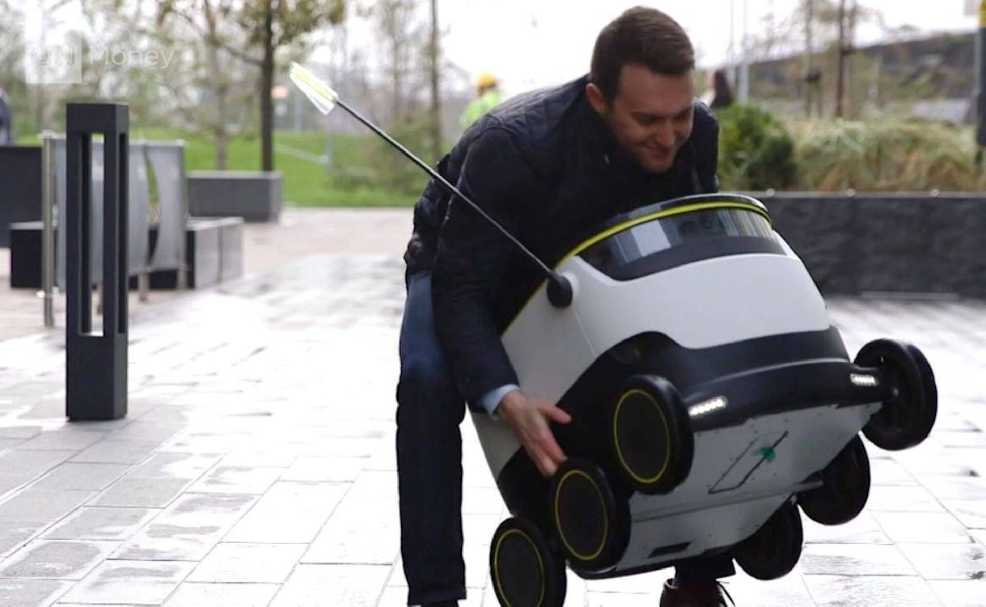 CNNi ajakirjanik üritab varastada eestlaste pakirobotit.