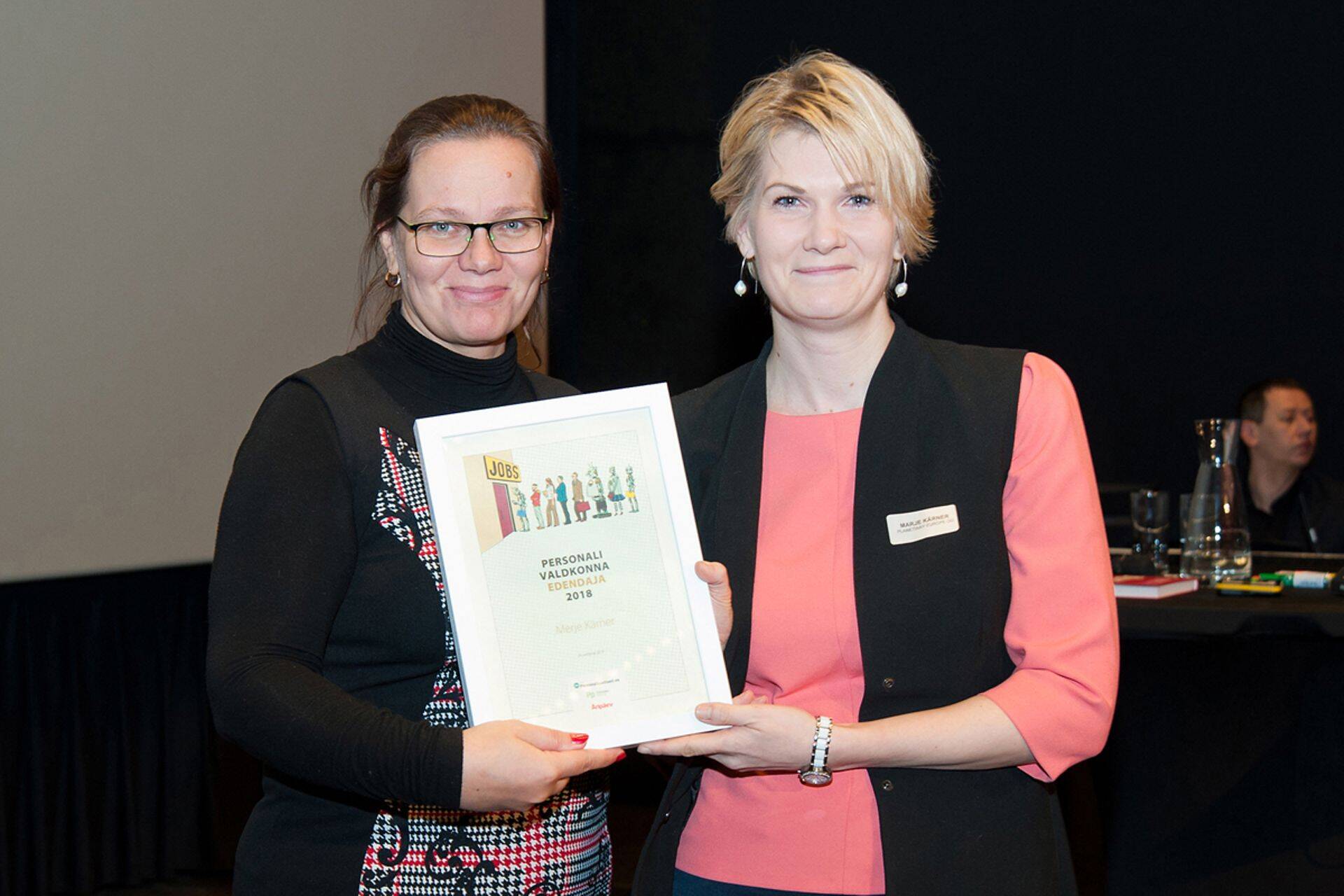 Personalitöö aastakonverentsi programmijuht Helen Kõrgesaar andmas Merje Kärnerile üle personali valdkonna edendaja aukirja.