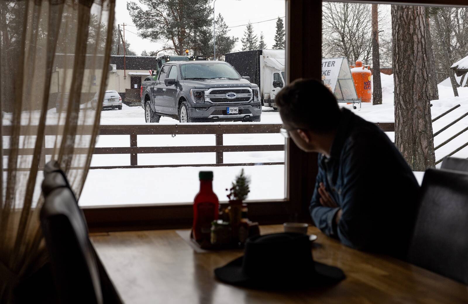 Kose-Ristil vanaviisi tegutsevas trahteris avaneb pargitud autole hea vaade. Ford F-150 on hoidnud USA enimmüüdud sõiduki tiitlit juba 42 aastat jutti.