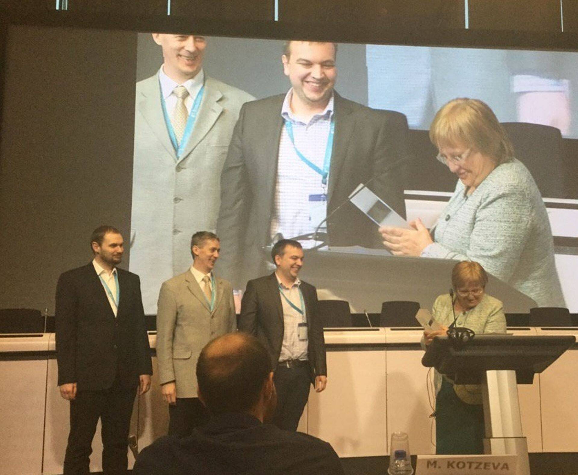 Eesti meeskond auhinda vastu võtmas