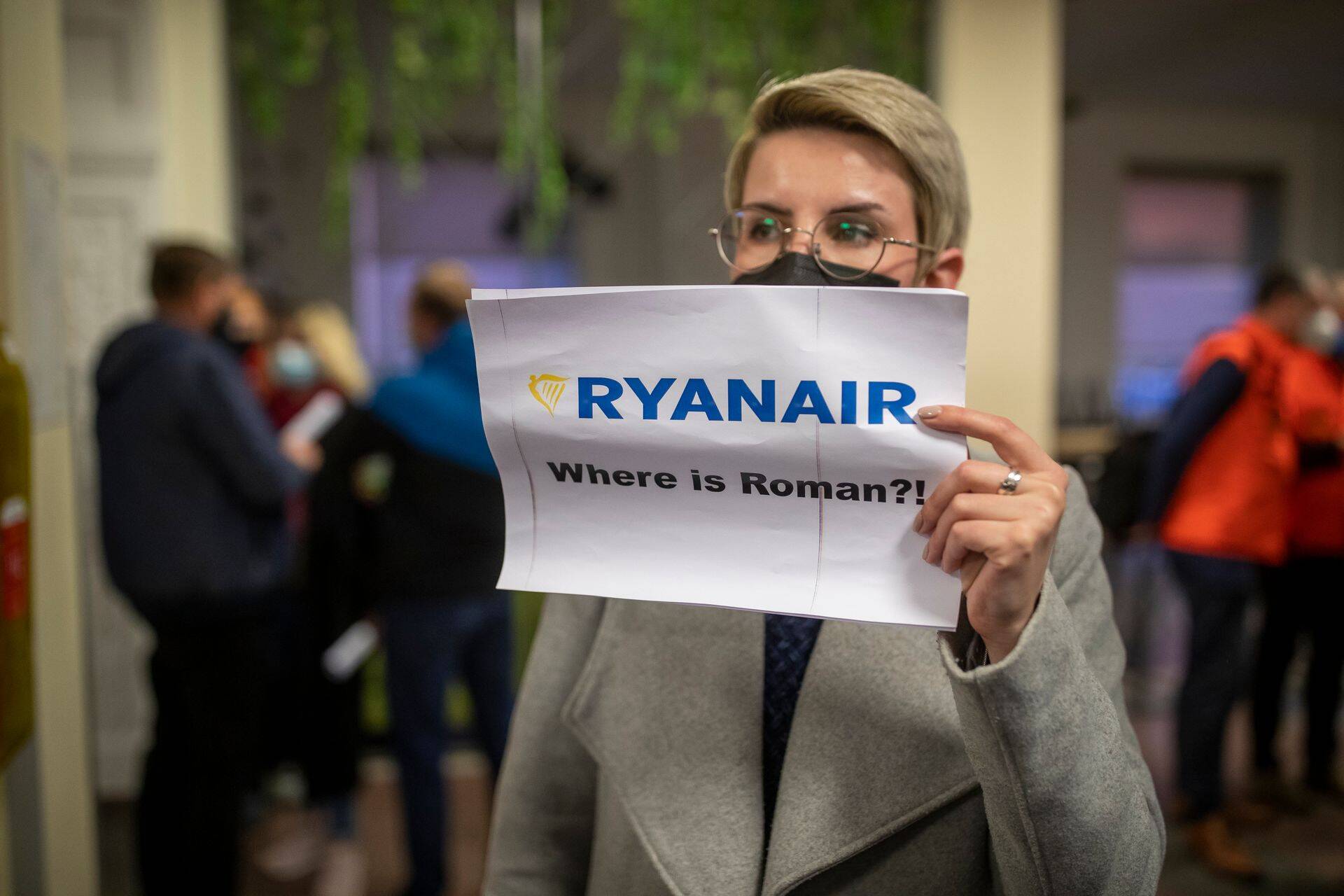 "Kus on Roman?" seisab plakatil, millega naisterahvas ootas Vilniuses lennukit, mis Minskis maanduma sunniti.