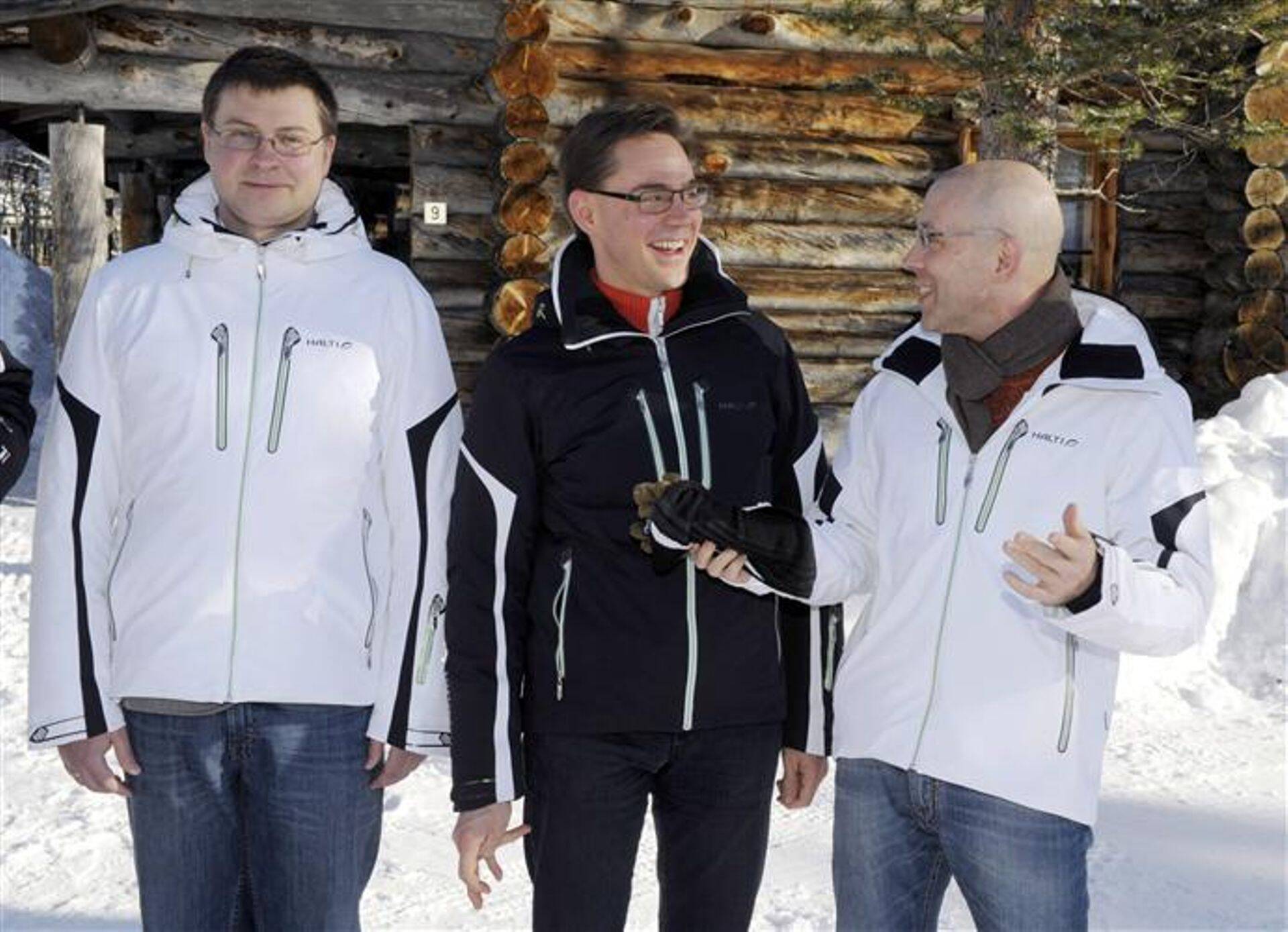 (vasakult) Läti peaminister Valdis Dombrovskis, Soome peaminister Jyrki Katainen ja Euroopa keskpanga juhatuse liige Jörg Asmussen.