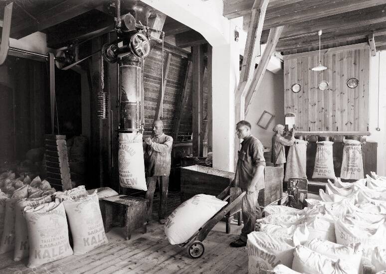 На мельнице фирмы J. Puhk & Pojad, упаковка муки Kalew, 1930-е. В ту пору многие слова знакомые нам с буквой V писались через W. Наример, Wabariik.