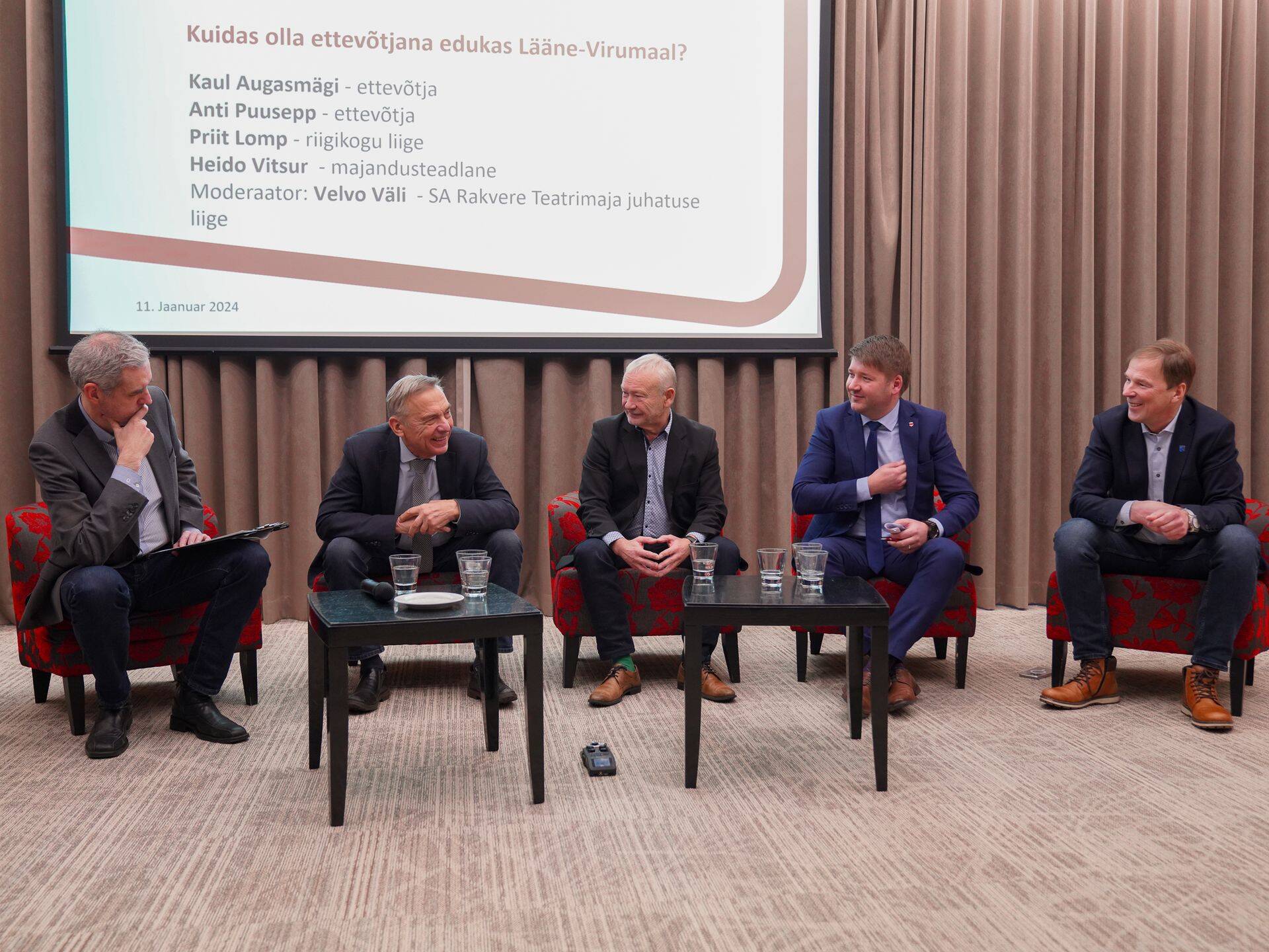 Sotsiaaldemokraatide Rakveres toimunud majandusseminaril oli kaks vestlusringi, mida juhtis Velvo Väli (vasakul). Majandusteadlane Heido Vitsur, Haka Plasti omanik Kaul Augasmägi, Riigikogu majanduskomisjoni esimees Priit Lomp ja Palmse Mehaanikakoja omanik Anti Puusepp arutlesid, kuidas olla ettevõtjana edukas Lääne-Virumaal.