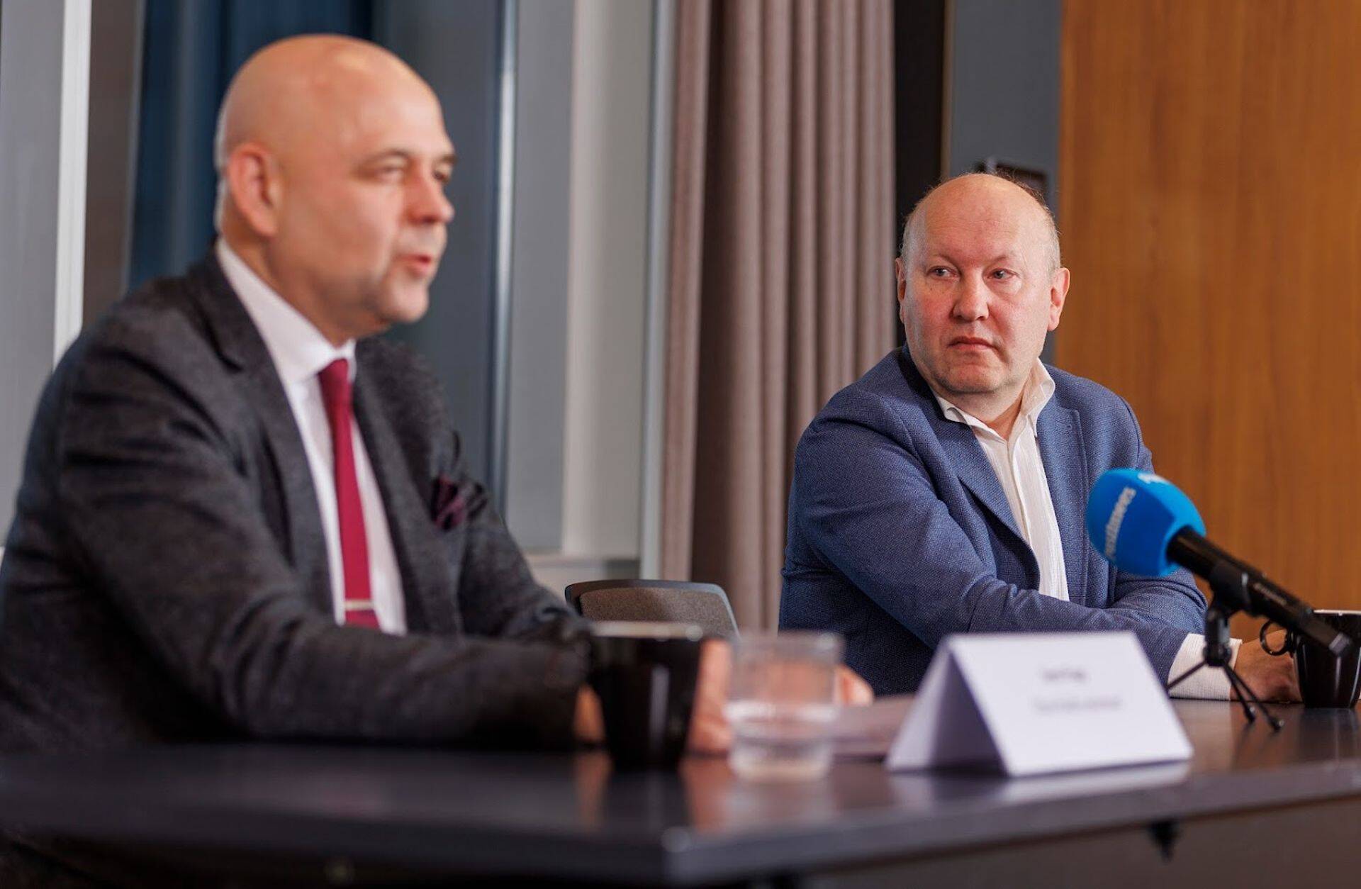 Täna hommikul toimunud AS Maag Grupi pressikonverentsil selgitati tehingu tagamaid. Vasakul advokaat Sven Papp, paremal AS Maag Grupp nõukogu liige Erik Haavamäe.