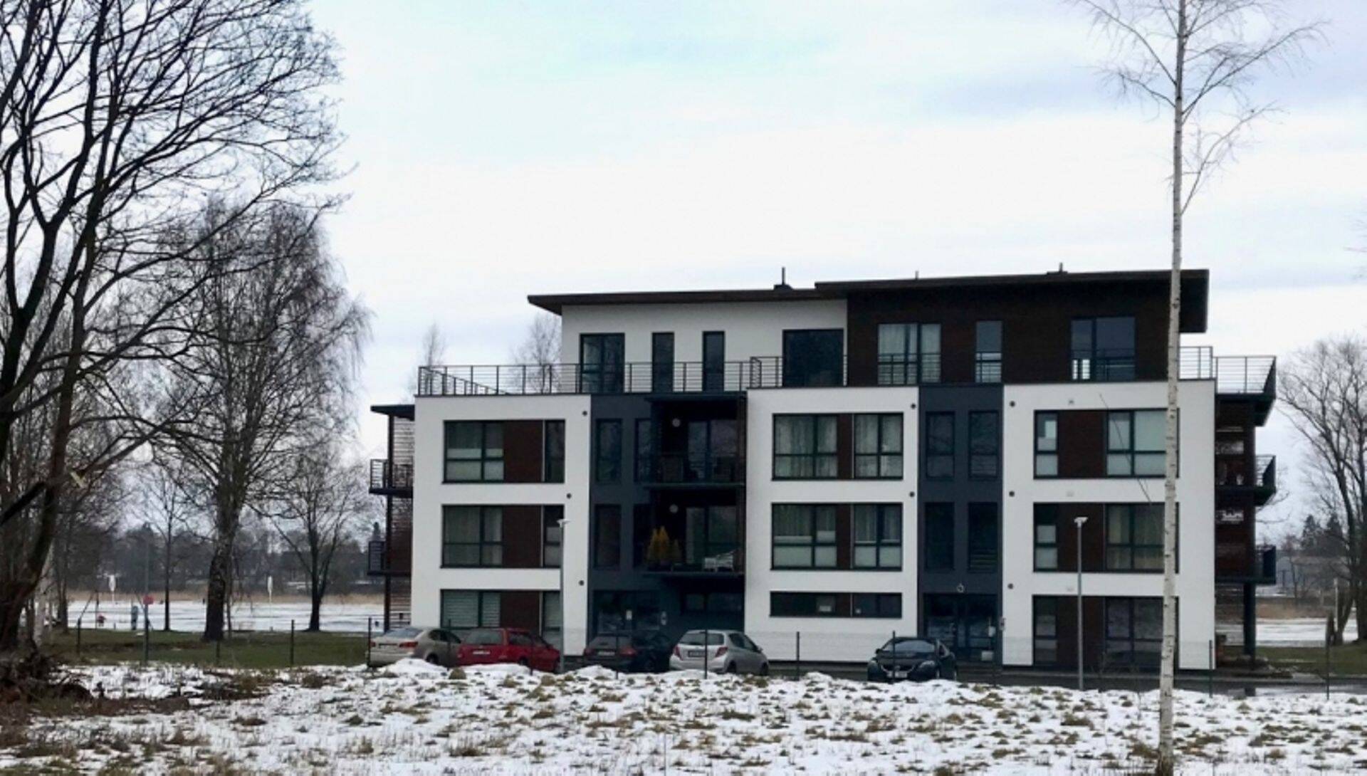 Pärnu jõe kaldale kerkinud kortermaja ehitusel arveldati üksnes sularahas.