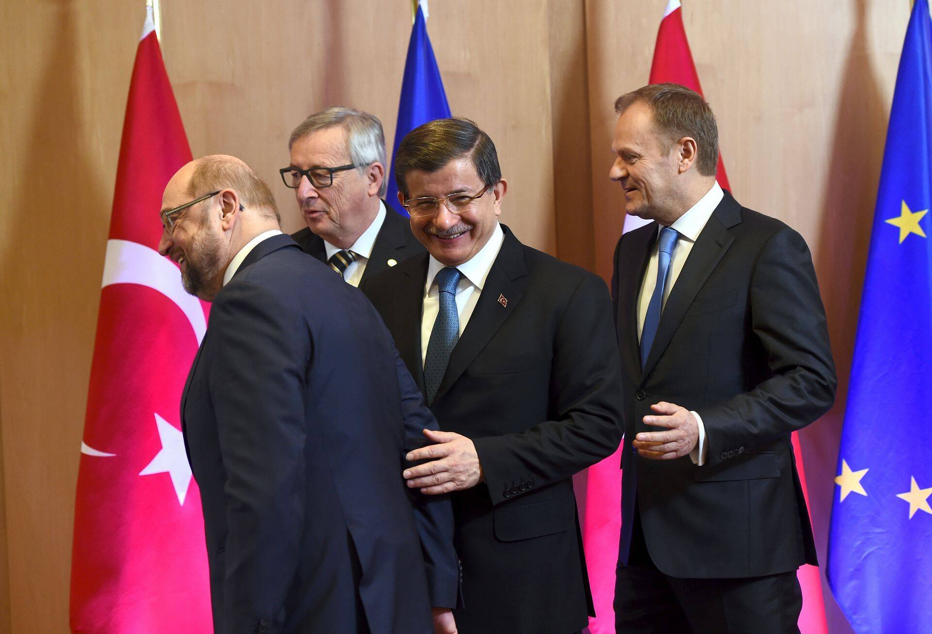 Euroopa Liidu kolm presidenti tervitavad Türgi peaministrit (keskel)