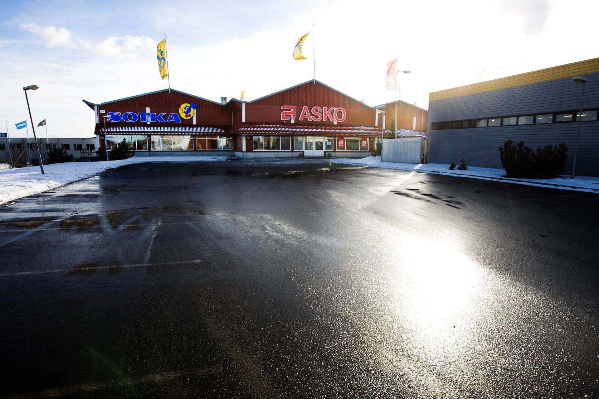 Keerulises turuolukorras on poed olnud kahjumlikud ning nii lähevad kinni mööblikauplused Tallinnas, Tartus ja Pärnus.