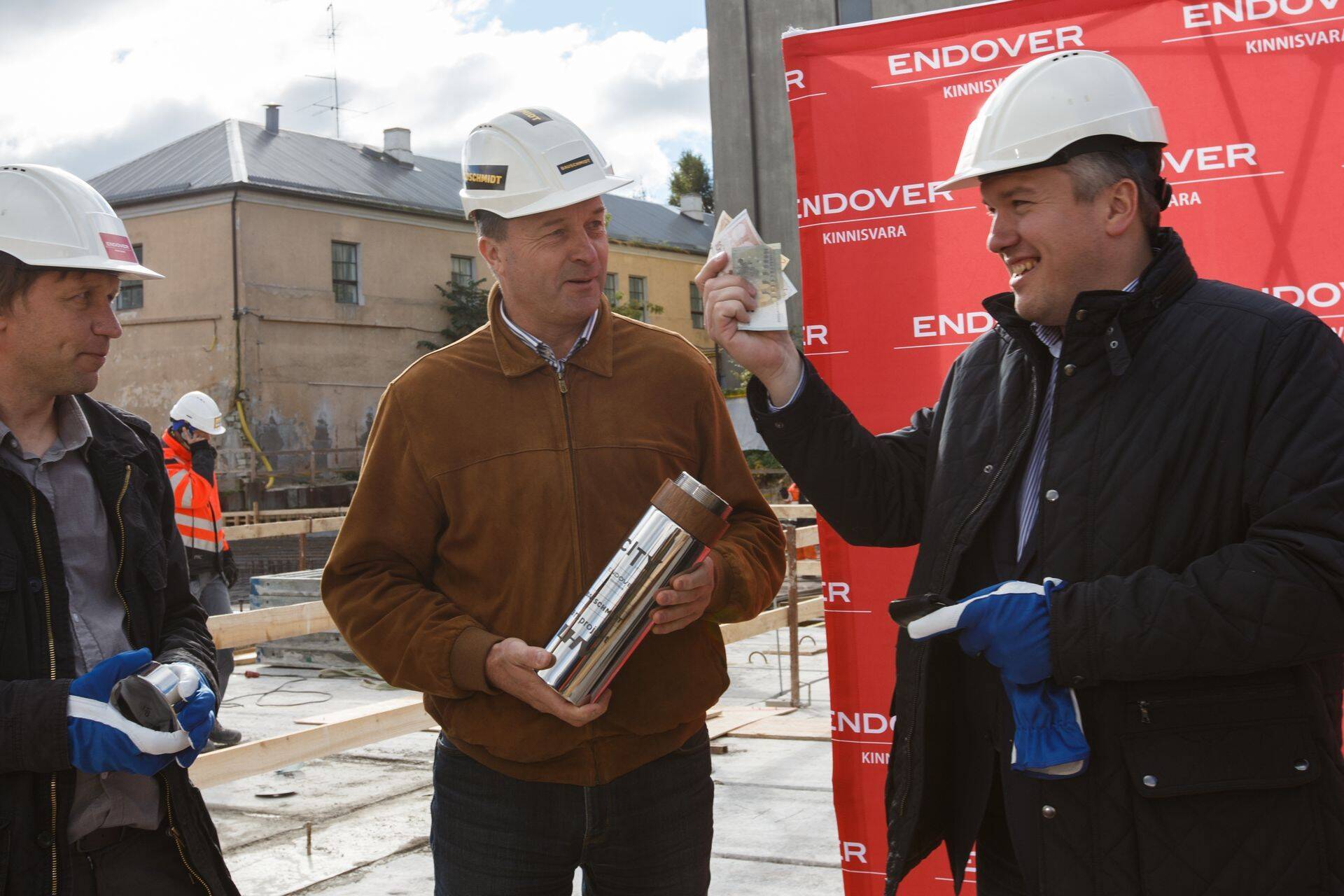 City Residence sai nurgakivi 2015. aasta oktoobris, kuid juba aasta hiljem oli must kass Bauschmidti omaniku Mait Schmidti (keskel) ja Endover Kinnisvara juhi Robert Laua (paremal) vahelt läbi jooksnud.