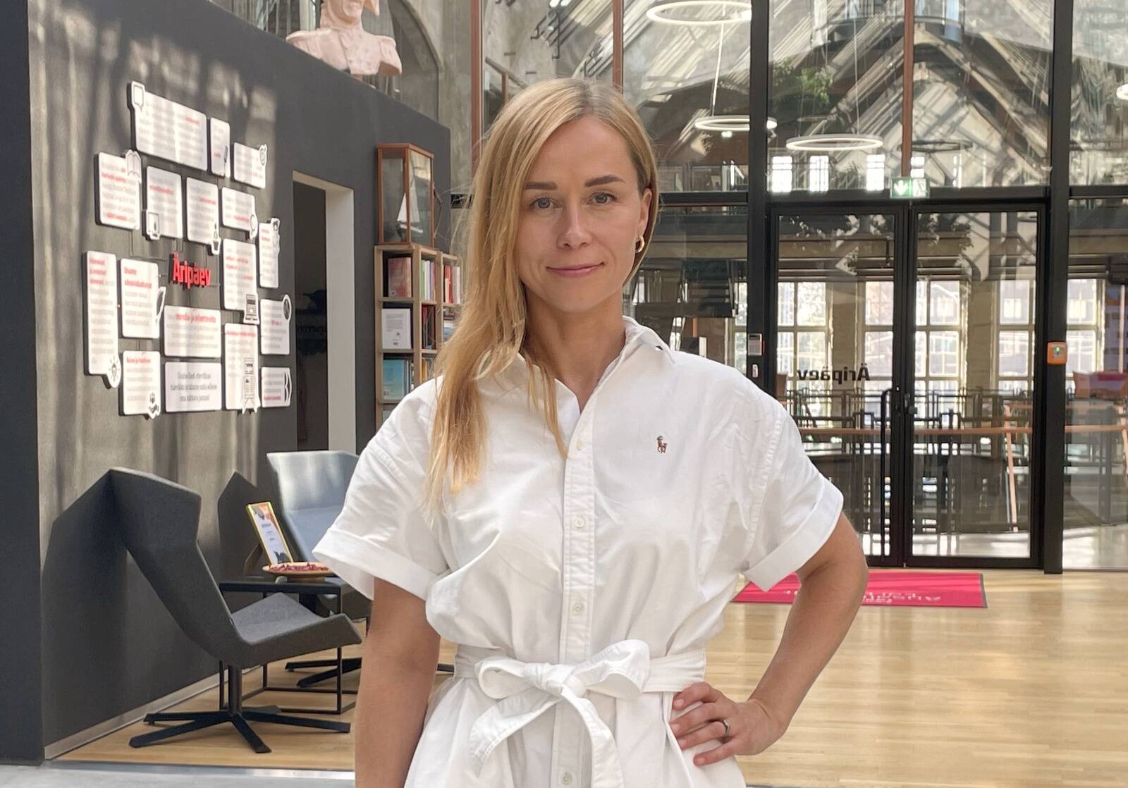 Alexela pakub vedelkütuste kõrval nii biogaasi kui ka võimalust elektriautot laadida, kuid enamik kliente tarbib jätkuvalt vedelkütuseid. Oodatud saba laadimisjaamas aga ei näe, sest Kadri Ambose sõnul tehakse suurem osa laadimisi kodudes.