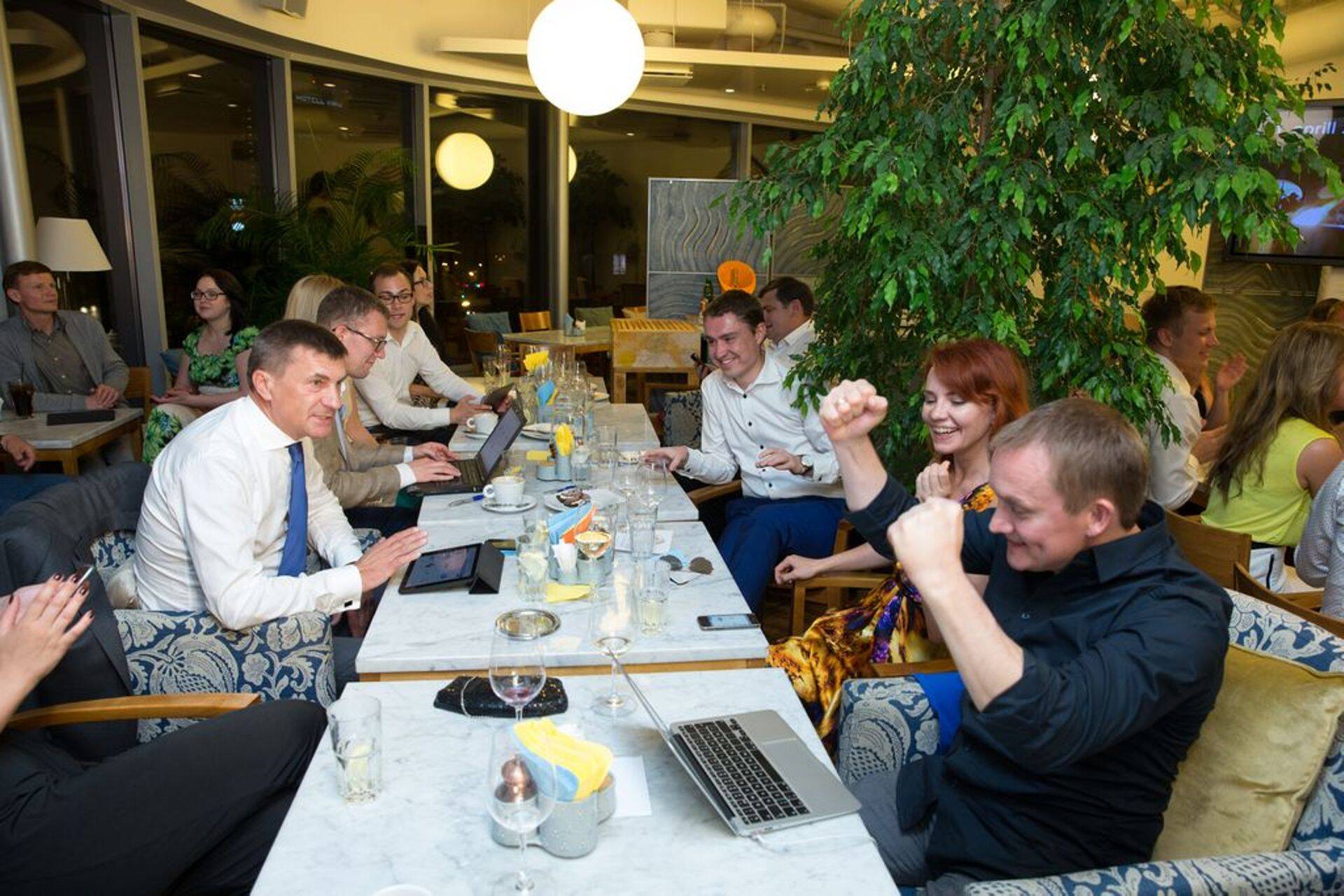 Andrus Ansip (vasakul esiplaanil) noppis europarlamendi valimistel võiduhääled. Tema kõrval istuvad Kristen Michal ja Martik Kukk. Perekond Rosimannus (paremalt esimesed) võidutsevad. Nende taga on peaminister Taavi Rõivas.