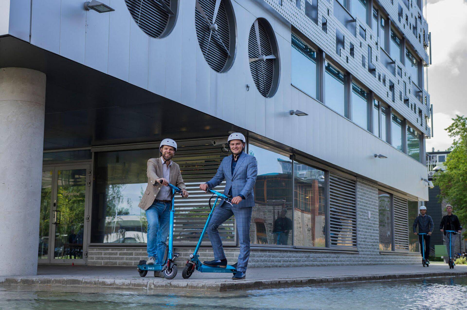 Gert Jostov ja Margus Nõlvak esimeste tõukeratastega.