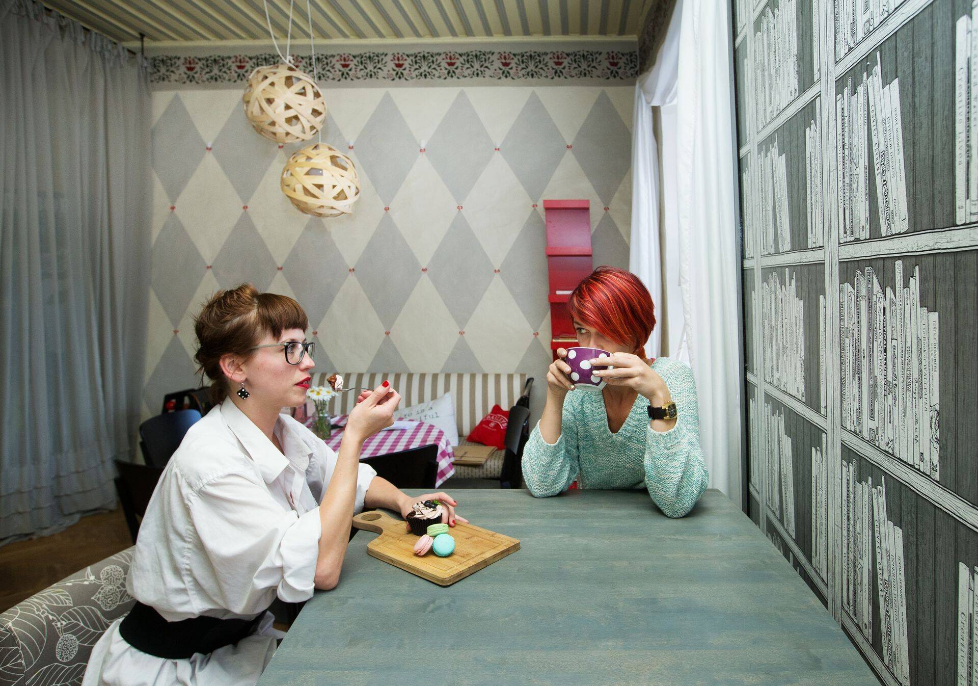 Hubase interjööriga korterkohvik Komfek on sisult tervislik – valik on kaldu rohkem taimetoitude poole, aga maitsva eine leiab ka lihasõber.