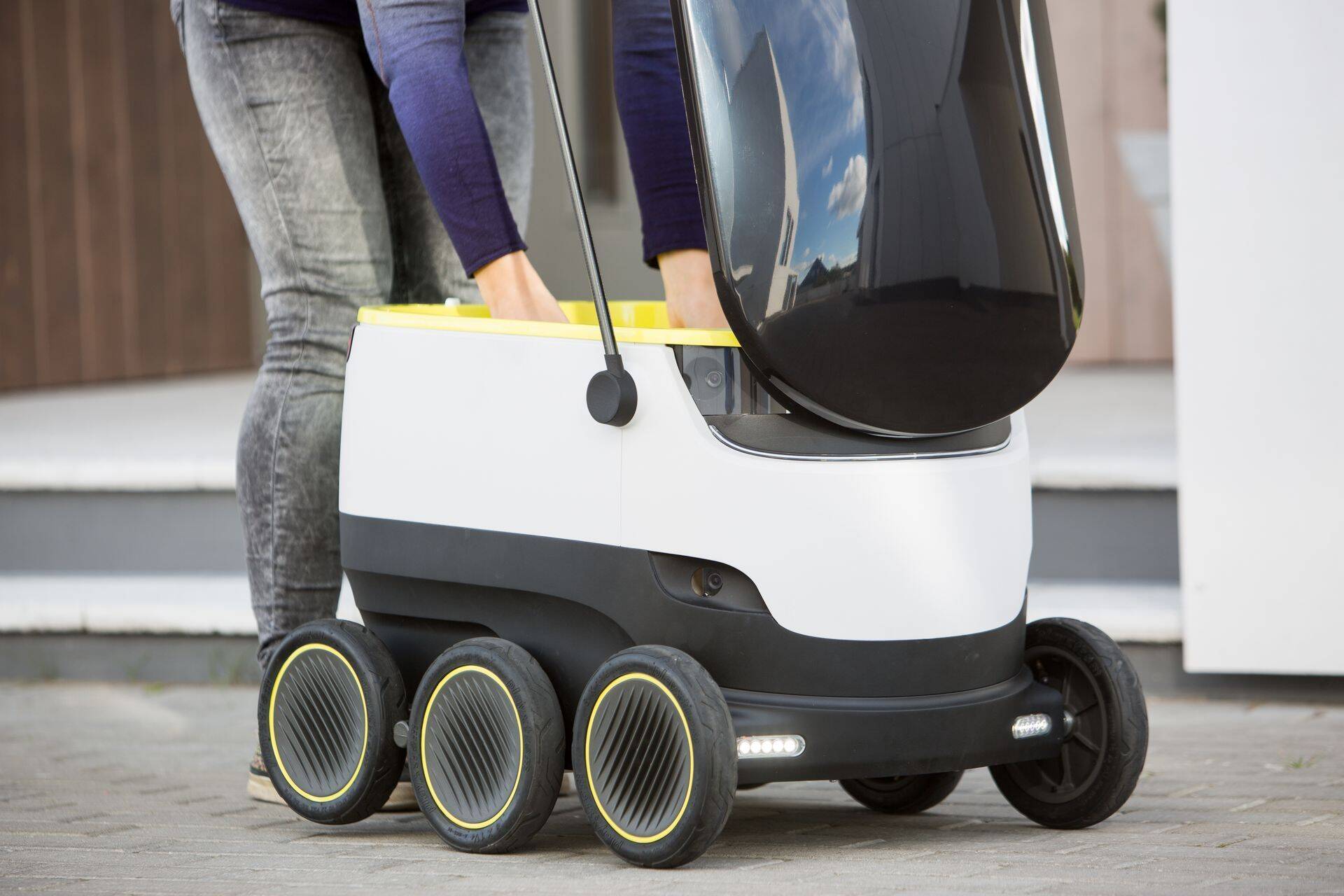 Robotist saab saadetise kättesarnaselt pakiautomaadiga - selleks on vaja spetsiaalset koodi või mobiilirakendust