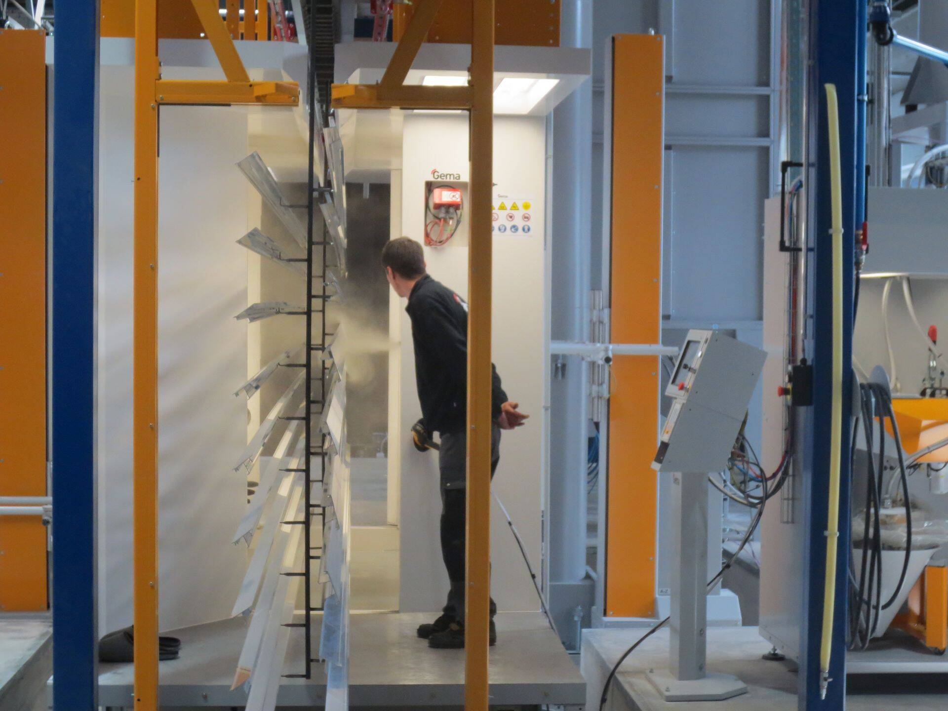 2014. aastal investeeris Inlook Color 1 000 000 eurot, soetades kõige moodsama täisautomaatse pulbervärvimisliini.