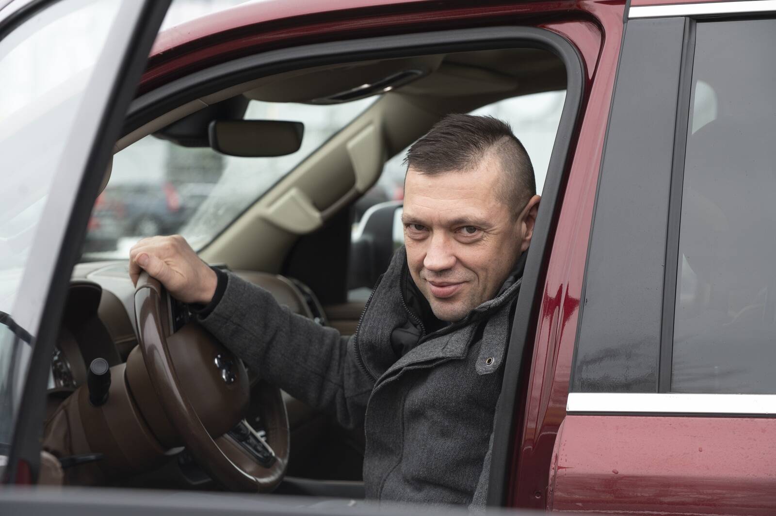 Руководитель автосервиса в Мустамяэ и владелец компании Fixus Маргус Тремпи повидал и тестировал все возможные модели. В качестве автомеханика, вместе с предпринимателем Рагнаром Сассем, он десятки раз бывал в Украине, когда они жертвовали внедорожники солдатам, сражающимся за свободу родины.