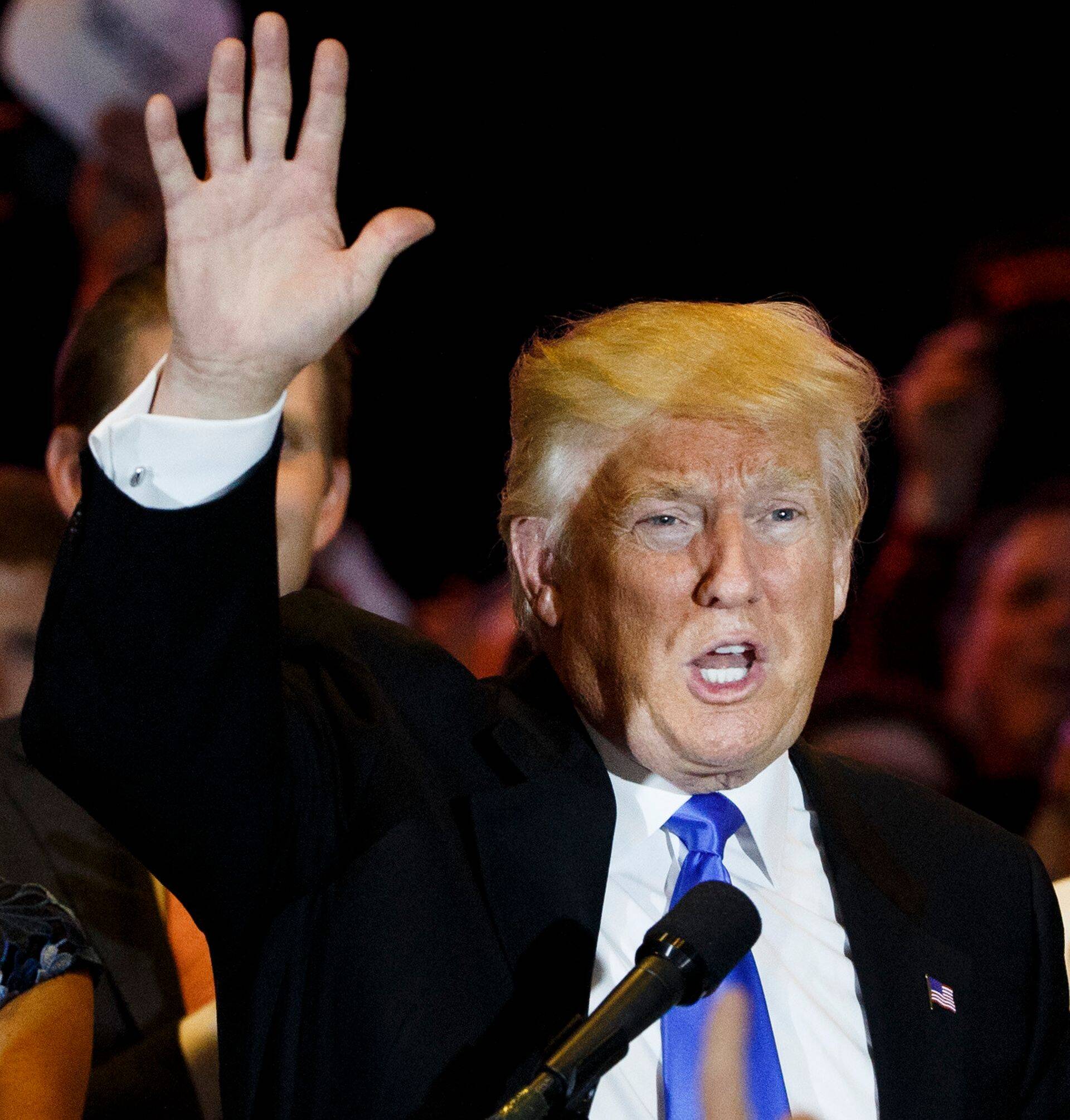 Donald Trump eile oma toetajate ees Trump Toweris New Yorgis.