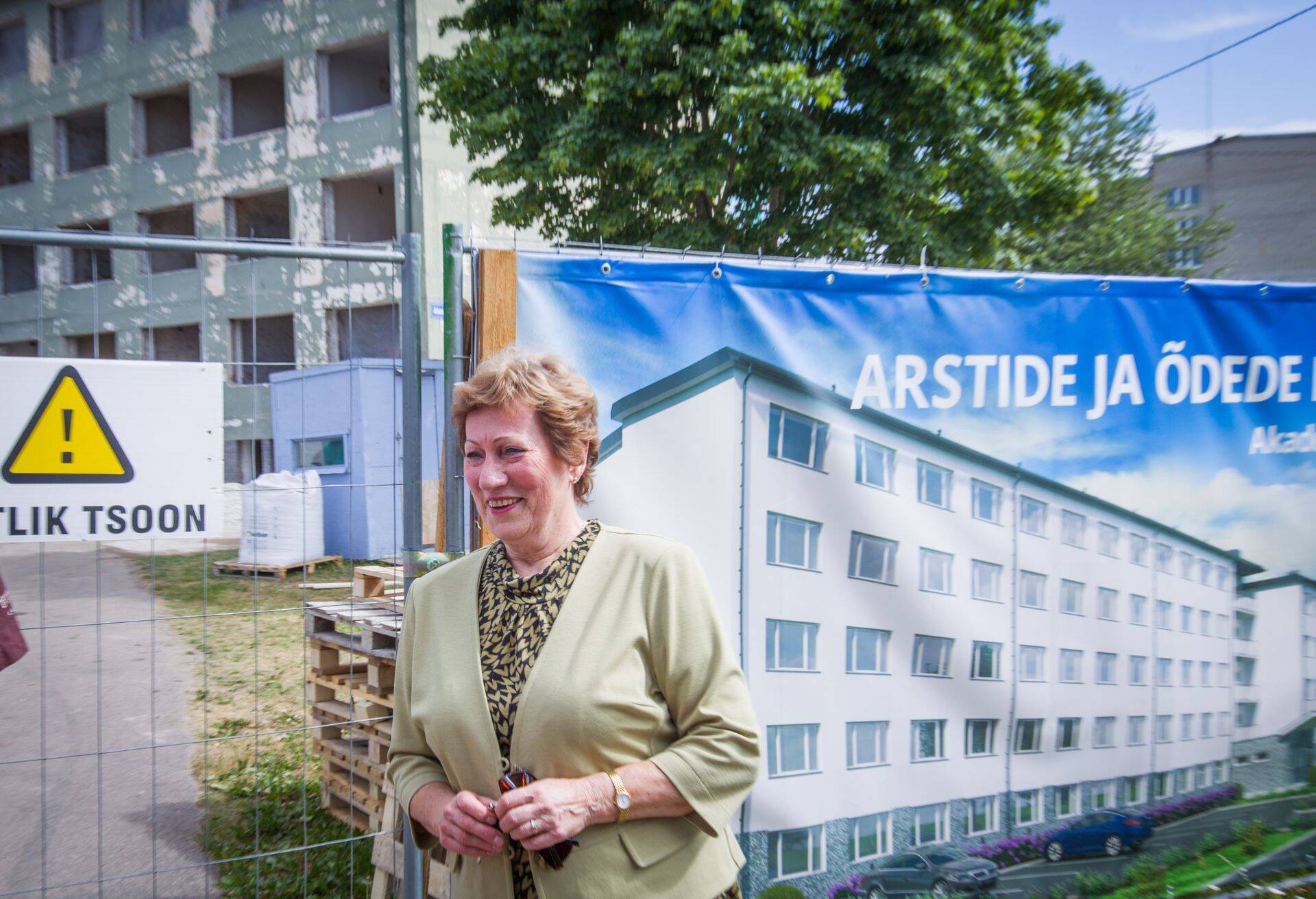 Toonane Tallinna abilinnapea Merike Martinson külastab 2014 suvel arstide ja õdede maja ehitust.