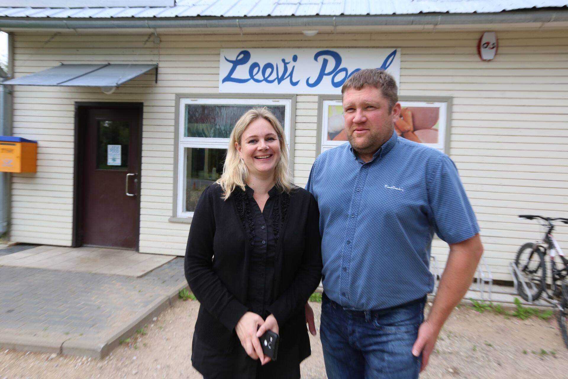 Põlvamaal Veriora vallas asuvat Leevi poodi hakkas majandama OÜ Lepo, mis kuulub seitsmele kohalikule. Pildil poe ühed eestvedajad Aire Ilves-Luht ja Riho Luht.