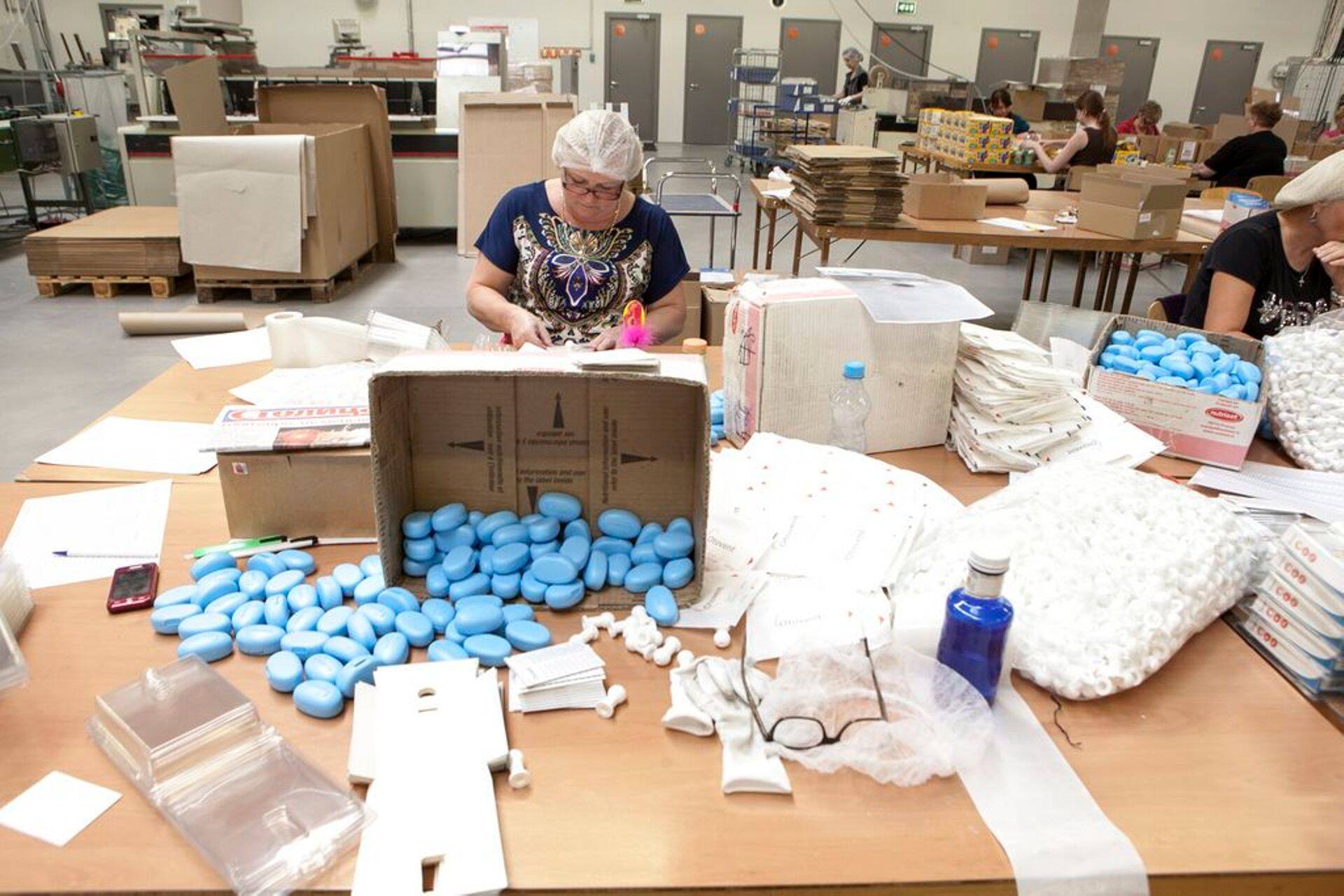 Pakendimaterjali liigid on näiteks klaas, plastik, paber, kartong, metall ja puit.