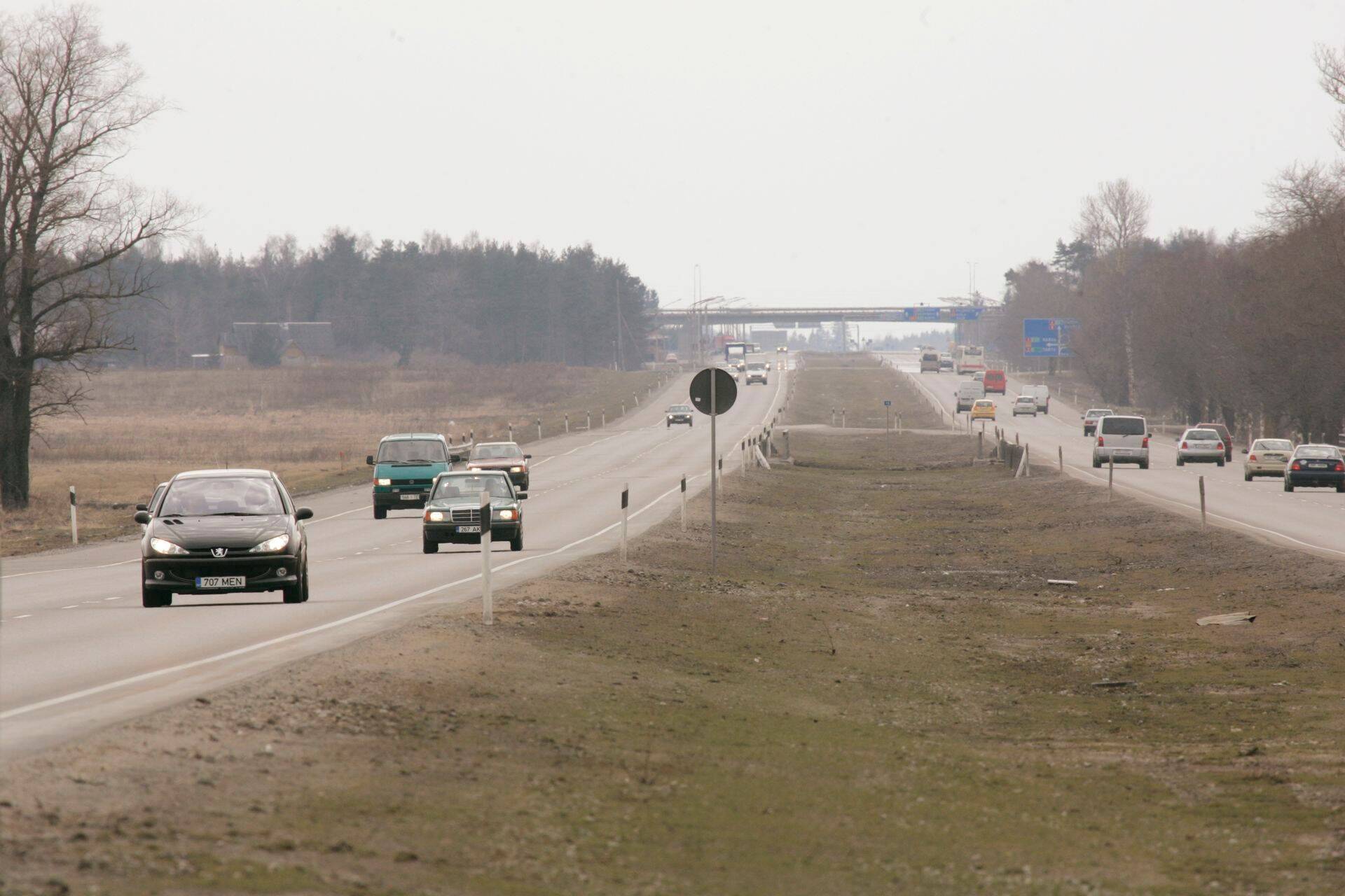 See Pärnu maantee Tallinna poolne lõik on veel neljarealine, sõlmitud leping puudutab maantee hetkel kaherealist osa.