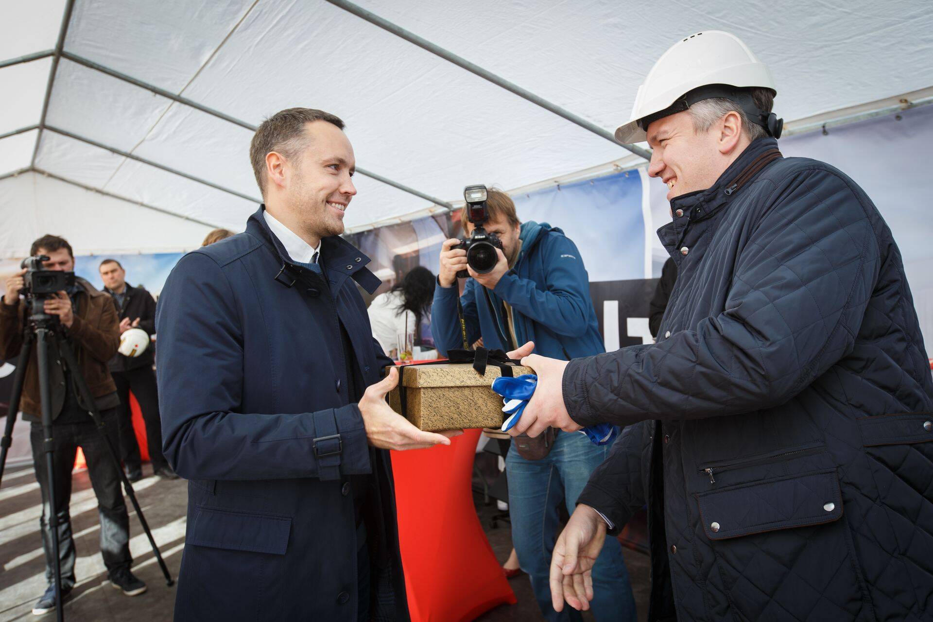 Pangad rahastavad juba mõnda aega vaid suuri arendusprojekte. City Residence'i nurgakivi paneku tseremoonia 2015 sõgisest.