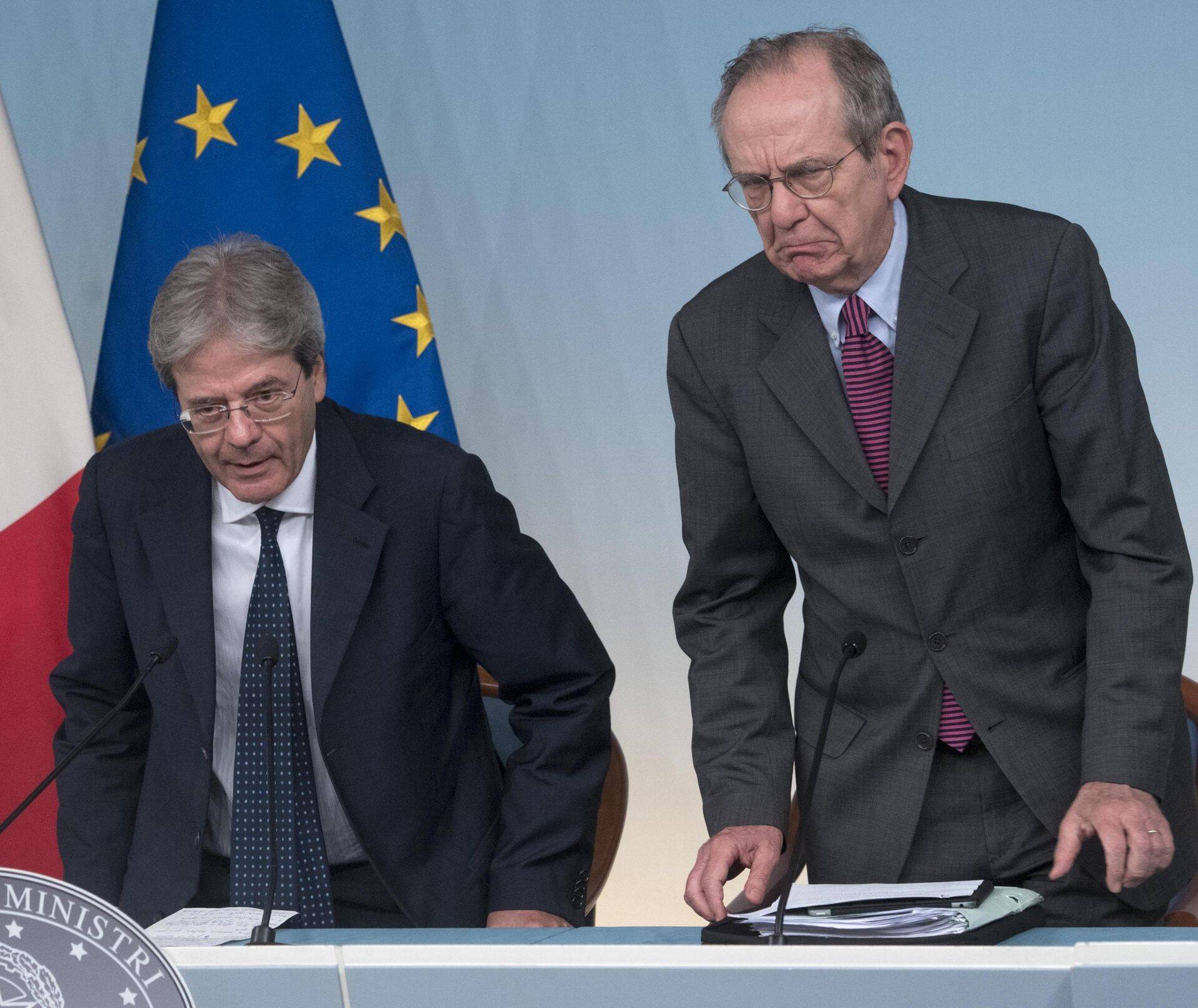 Itaalia peaminister Paolo Gentiloni ja rahandusminister Pier Carlo Padoan tänasel valitsuse istungi järgsel pressikonverentsil.