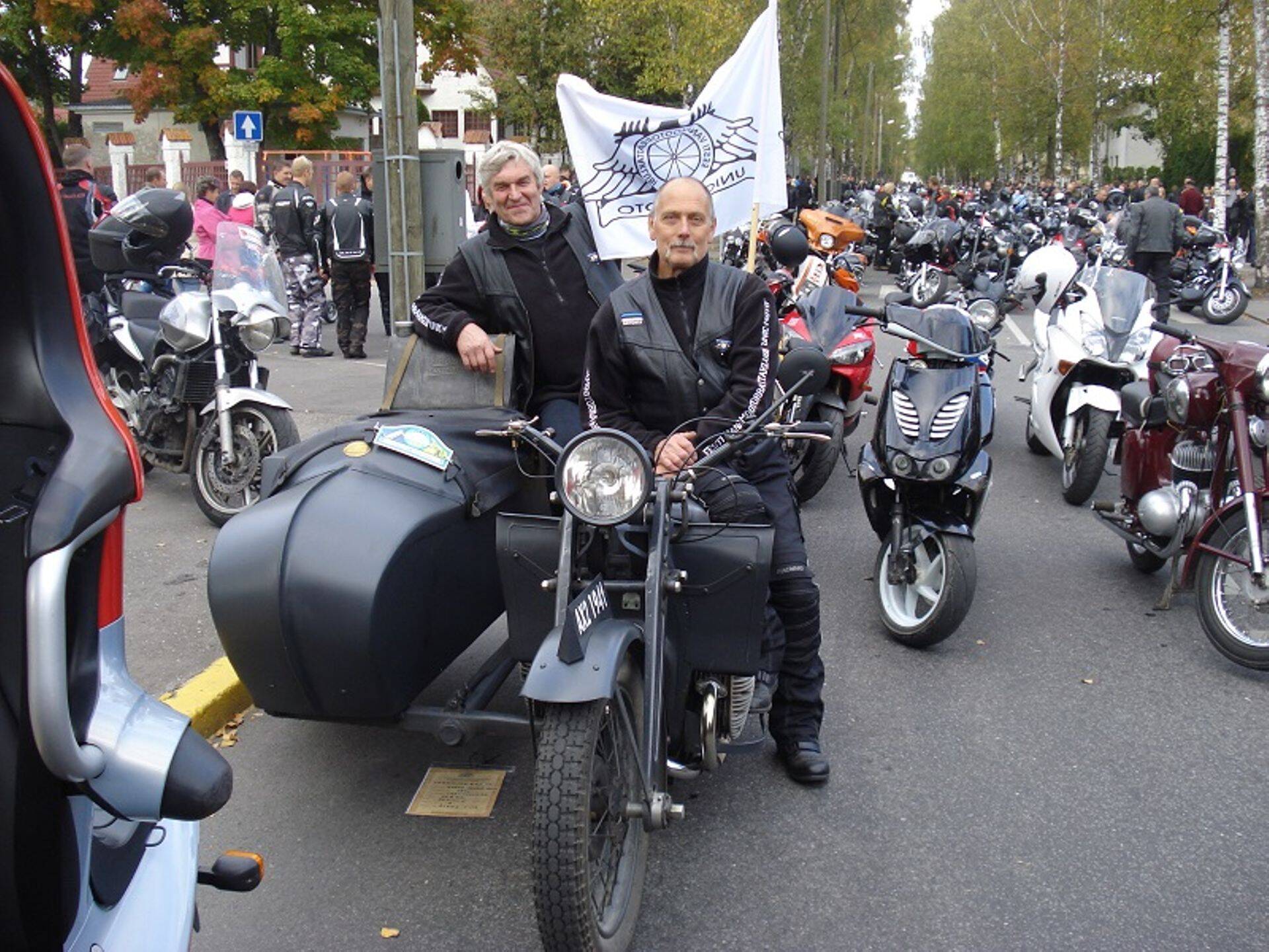 Aivar Tiik (paremal) mootorrattal Gnome-Rhone AX2, mis täitis omal ajal ka traktori rolli.