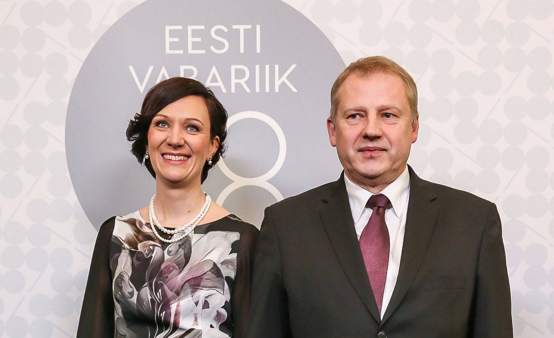 Elroni uueks juhiks saab alates 2019. aasta jaanuarist majandus- ja kommunikatsiooniministeeriumi senine kantsler Merike Saks, kes on fotol koos välisministeeriumi kantslerist abikaasa Rainer Saksaga.