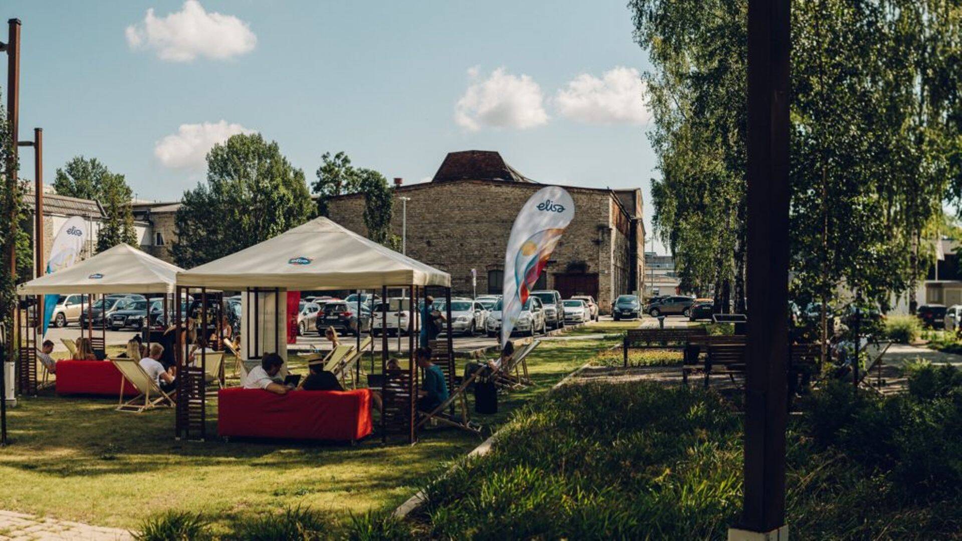 Elisa välikontorit tutvustamas.