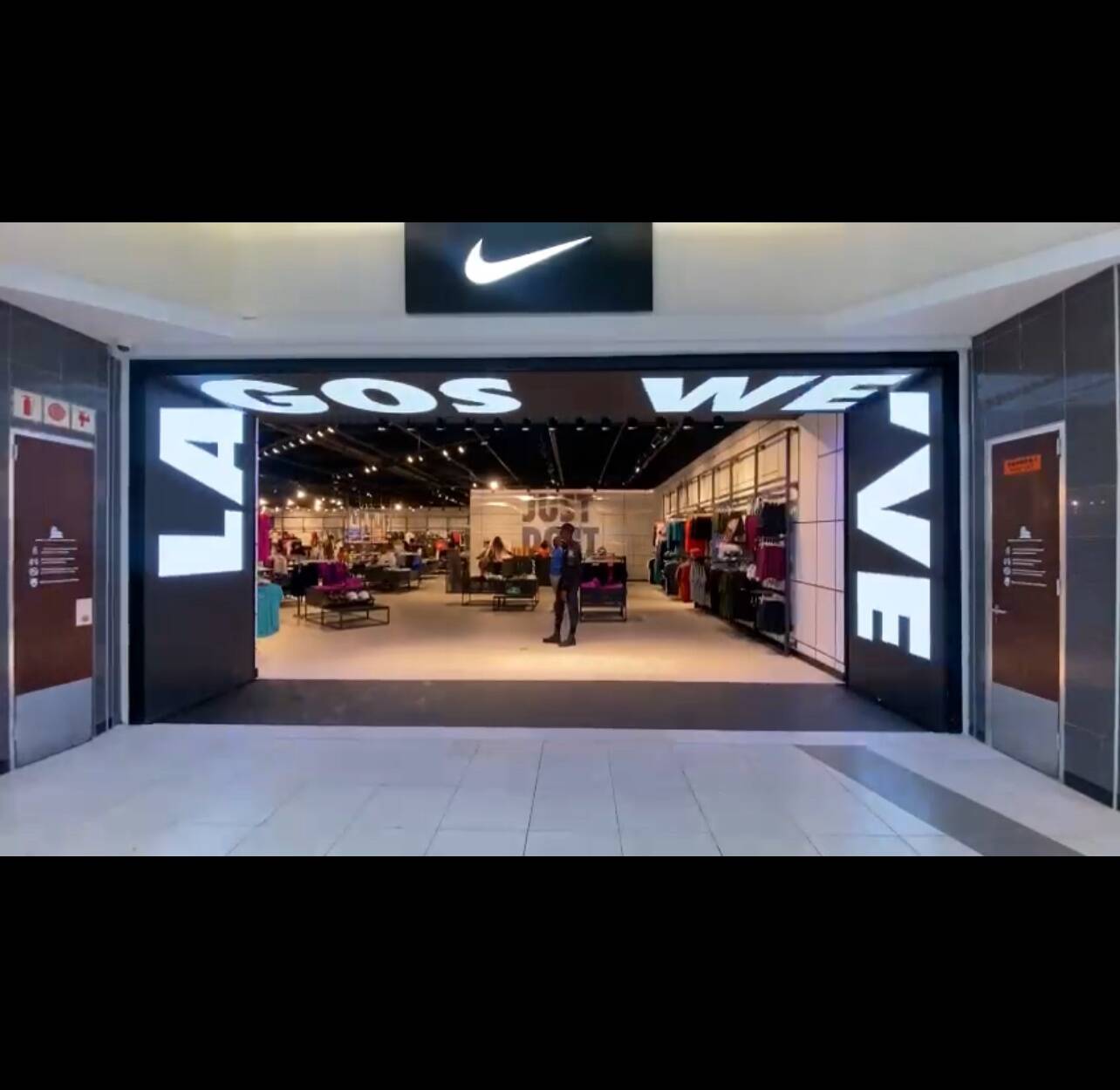 Nigeeria, Lagos, NIKE esinduspoe LED-sissepääs.