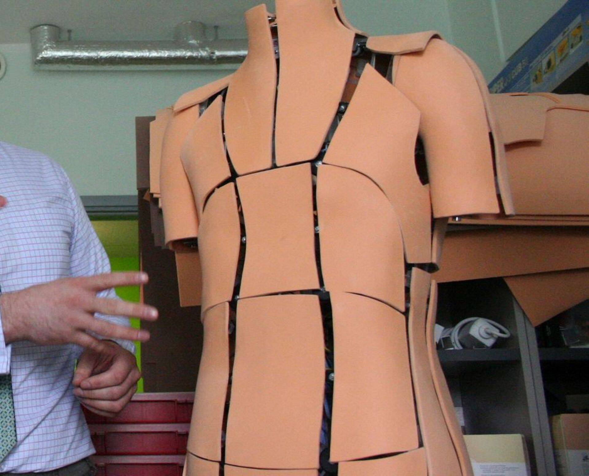 Fits.me robotmannekeen, mille abil näidatakse veebipoes riiete sobivust erinevate mõõtudega inimeste seljas.