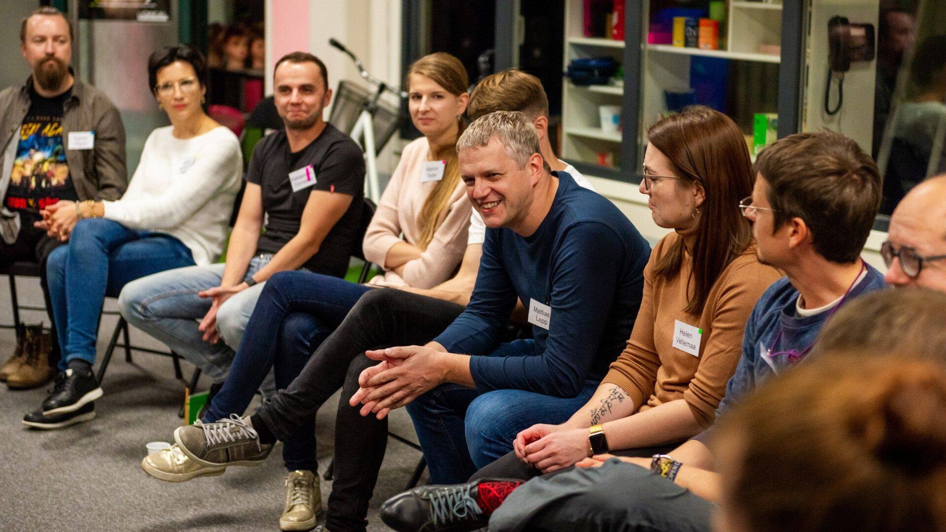 Iduettevõtjad Tartus mõtteid ja ideid vahetamas. Esiplaanil (sinise pluusiga) idufirma Click & Grow asutaja Mattias Lepp.