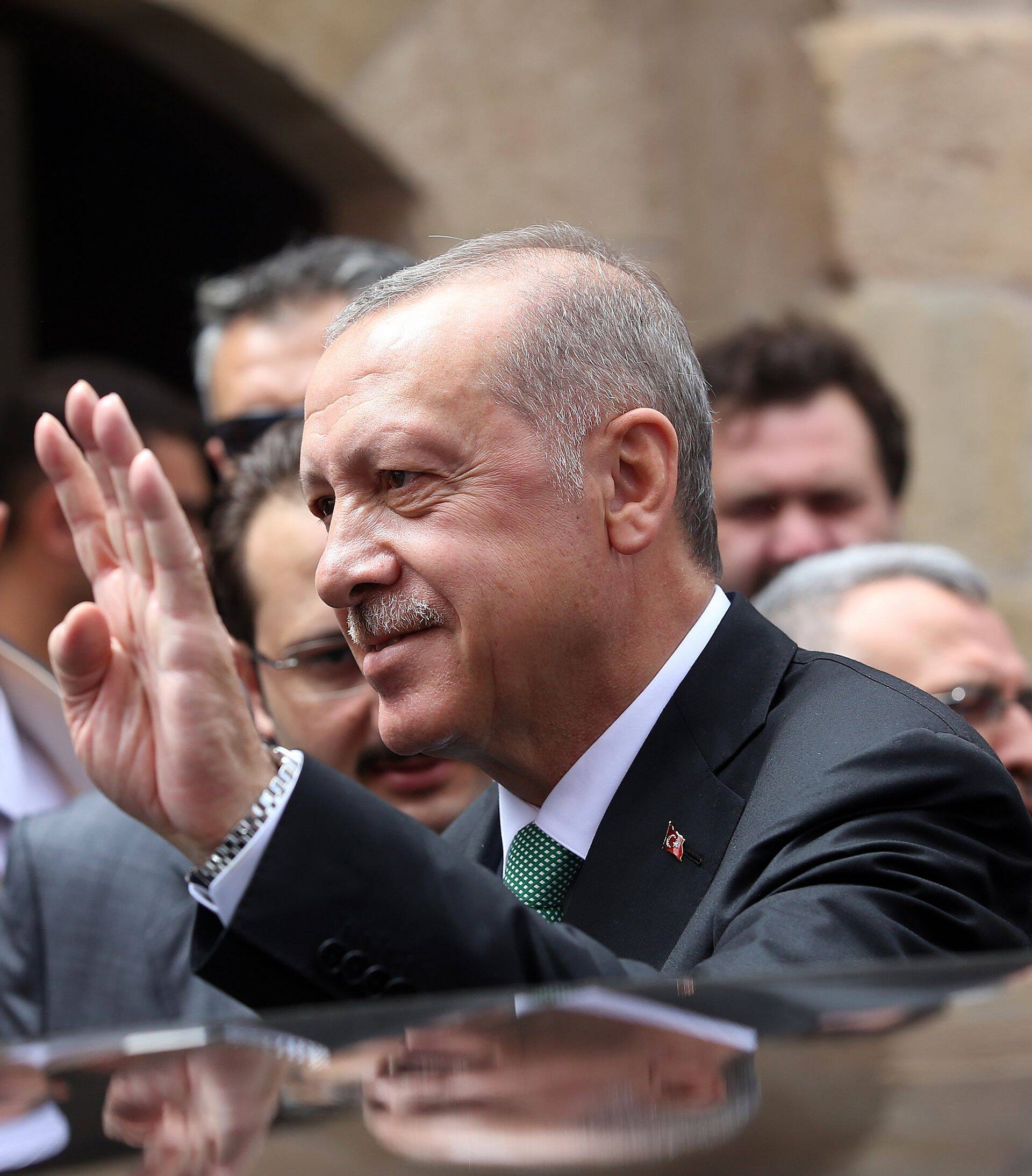 Türgi president Erdogan innustas eelmisel reedel inimesi vahetama oma muus valuutas olevad säästud ning kulla Türgi liiri vastu, et kaitsta liiri edasise kukkumise eest.