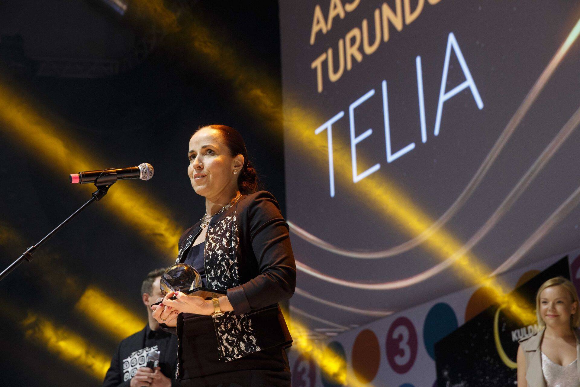 Telia Eesti erakliendiüksuse ja turundusüksuse direktor Piret Mürk-Dubout auhinda vastu võtmas