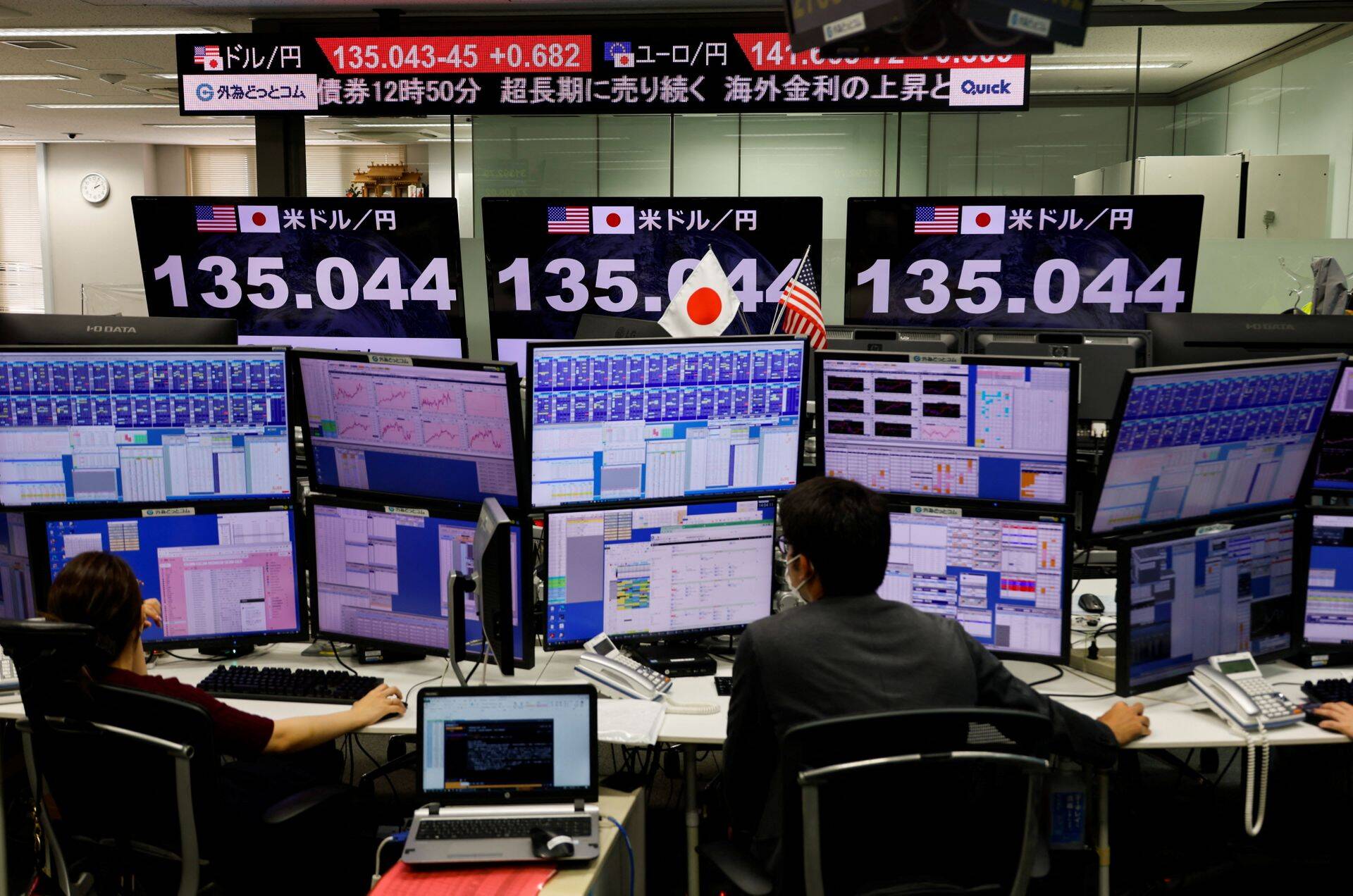 Välisvaluutaga kaupleva ettevõtte Gaitame.com töötajad Jaapani jeeni vahetuskurssi USA dollari suhtes näitava monitori ees oma kauplemisruumis Tokyos.