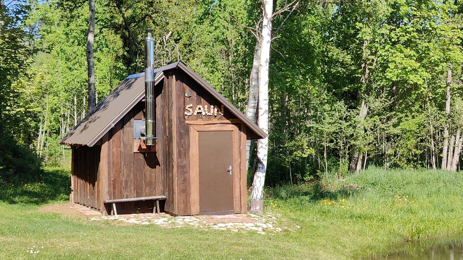 Баня по-черному пережила пожар и превратилась в менее экзотическую баню с дымовой трубой.