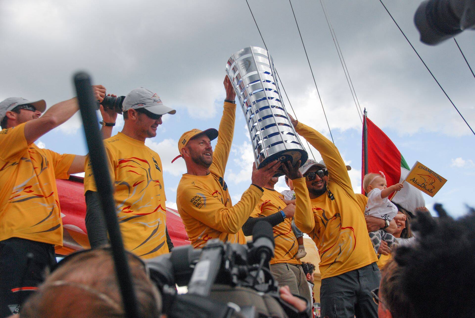 Juuni lõpus lõppenud 2014/2015 hooaja maailma raskeima ja mainekaima purjetamisvõistluse Volvo Ocean Race võitis Abu Dhabi Ocean Racing. Aluse kapten Ian Walker on vasakpoolne karikahoidja.