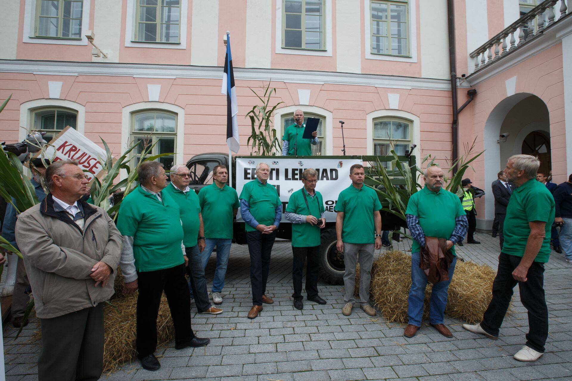 Aasta Põllumehed Toompeal meelt avaldamas