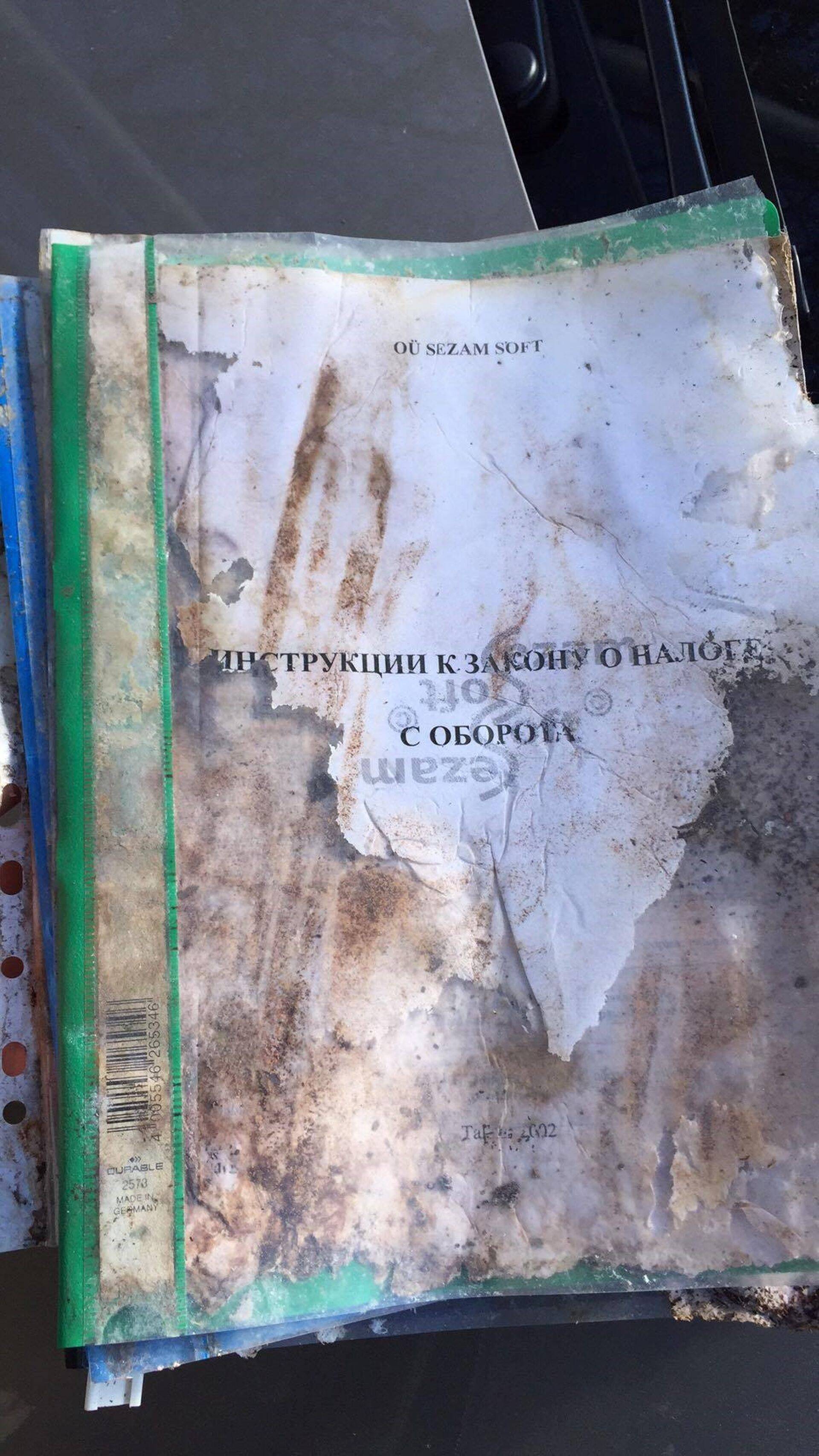 Pakk Lasnamäelt põõsa alt leitud ja politseisse toimetatud dokumentidest.