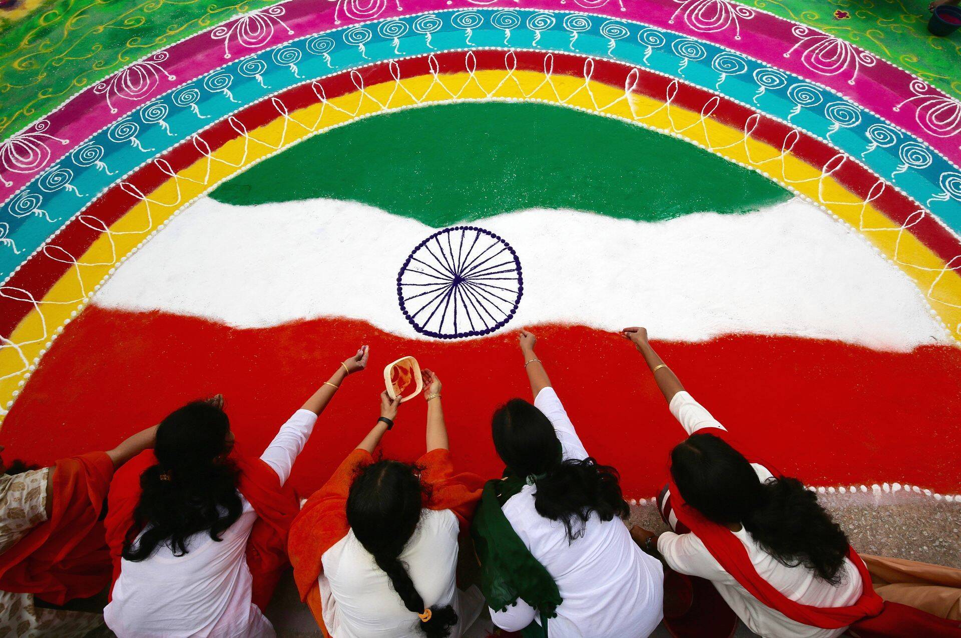 India naised joonistavad riigipüha puhul riigilippu.