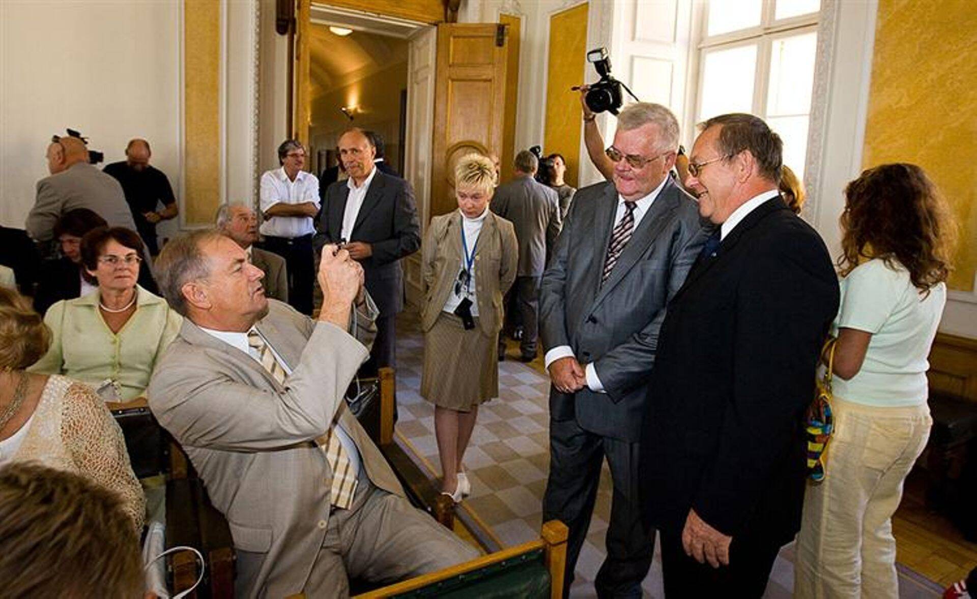 Edgar Savisaar ja 20. augusti klubi president Ants Veetõusme. Neid pildistab Tiit Made.