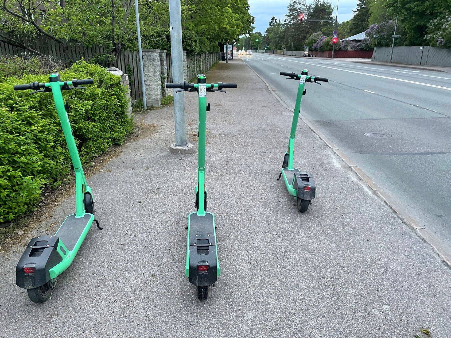 Parkimiskultuur Vabaduse puiesteel. Lugeja kirjutas, et teavitas nähtust ka rendiettevõtet.