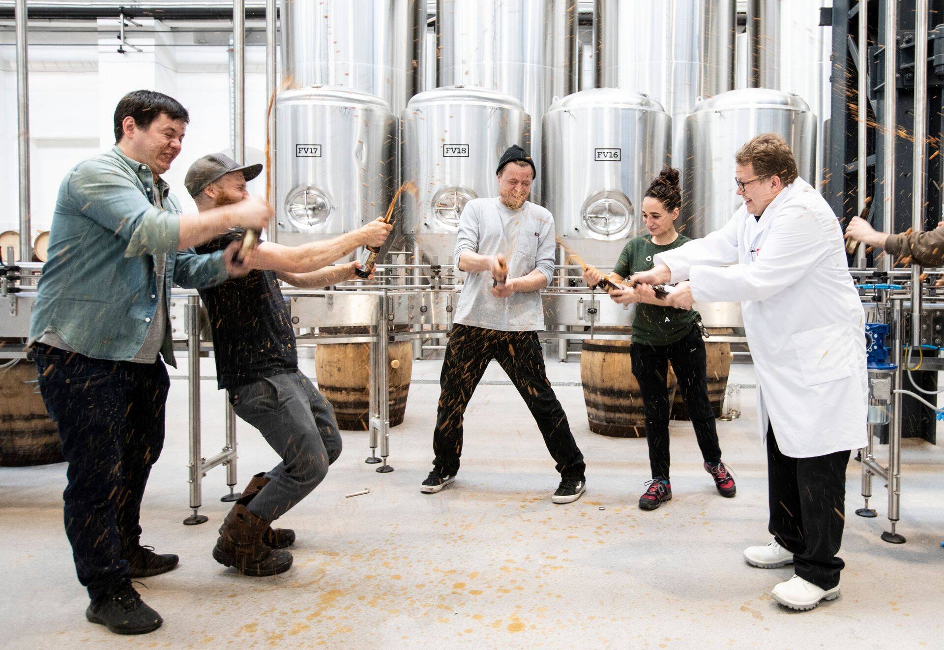 Põhjala müügi- ja turundusjuht Tõnis Vaher, pruulija Arvi Lehtsalu, müügidirektor Peeter Keek, intern Giulia Borro ja laborant Samu Heino uut pruulikoda sisse õnnistamas.