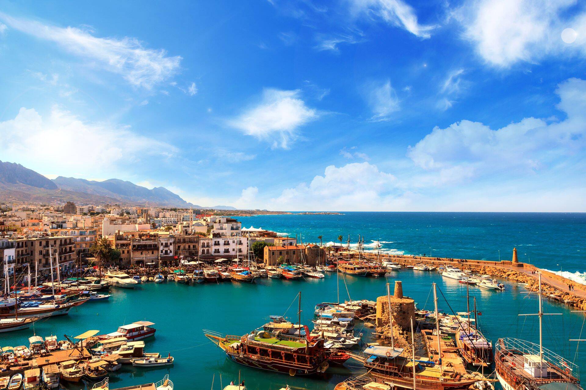 Küpros on ka pungil kultuurist ja mütoloogiast. Näiteks sündis seal Vana-Kreeka mütoloogia järgi Aphrodite ning saar oli ka Shakespeare'i näidendi "Othello" tegevuspaik.