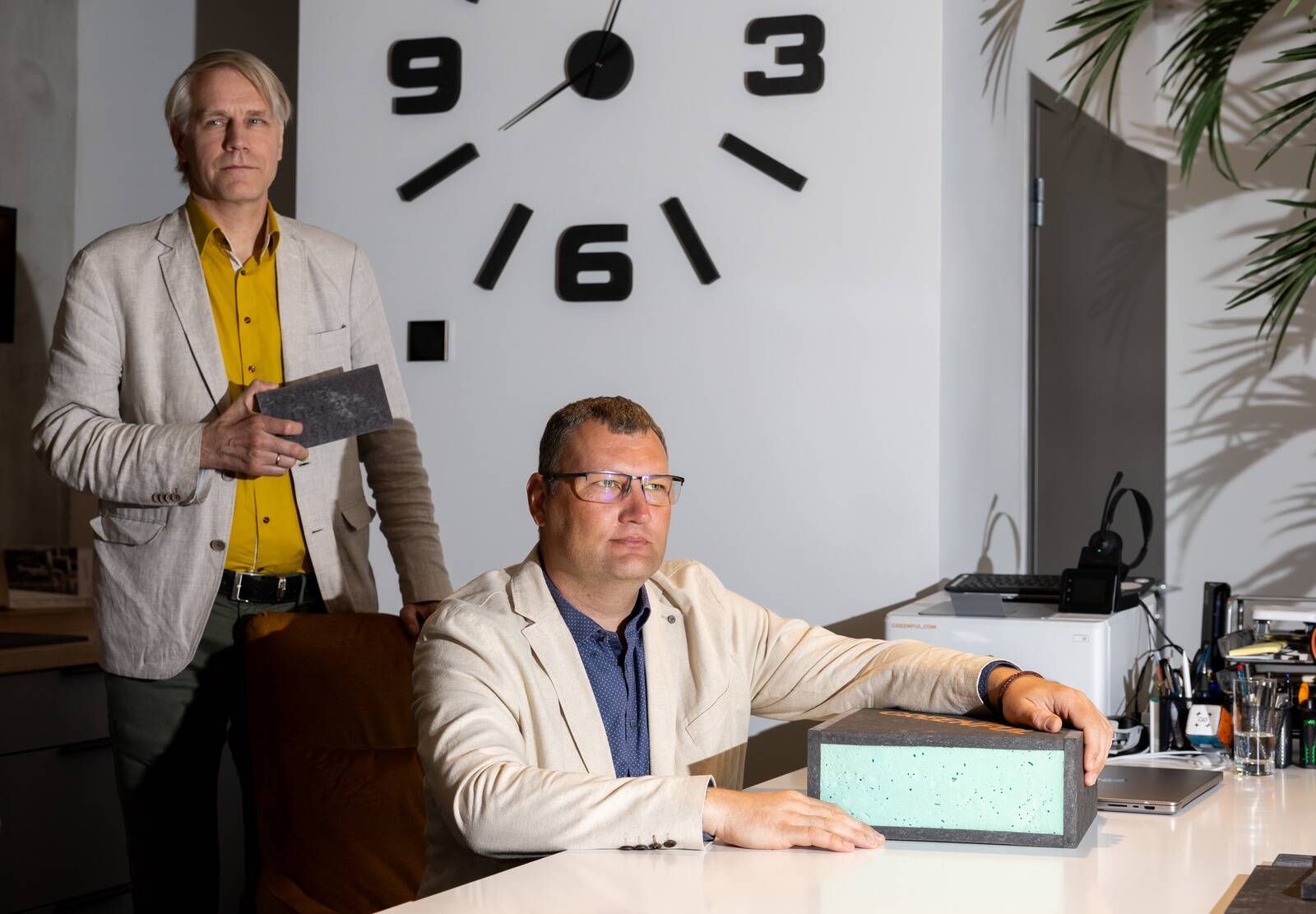 Greenful Groupi juhatuse liige Toomas Allikas (istub) tunnistas pingeid Sillamäe projekti osanike vahel, kuid tema sõnul need lahenevad lähiajal. Tekstiili Taaskasutuse OÜ juhatuse liige Kalle Grentsi sõnul on Allikase juhitava Hollandi ettevõtte osaluse vähenemine tingitud ühingu tegevuse finantseerimise proportsioonidest.